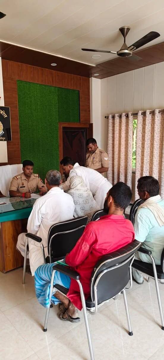 भांवरकोल थाने में थानाध्यक्ष राजीव कुमार पांडेय ने सुनी फरियादियों की समस्याएं, त्वरित निस्तारण के दिए निर्देश
भांवरकोल (गाजीपुर)। थाना भांवरकोल परिसर में थानाध्यक्ष राजीव कुमार पांडेय ने जनसुनवाई के दौरान फरियादियों की समस्याओं को गंभीरता से सुना। उन्होंने थाने पर अपनी शिकायत लेकर पहुंचे लोगों की बात सुनते हुए संबंधित मामलों की जानकारी ली और उनके गुणवत्तापूर्ण एवं समयबद्ध निस्तारण के लिए संबंधित पुलिसकर्मियों को आवश्यक दिशा-निर्देश दिए।
थानाध्यक्ष ने निर्देश दिया कि जनसुनवाई में प्राप्त शिकायतों को गंभीरता से लेते हुए उनका निष्पक्ष निस्तारण सुनिश्चित किया जाए। किसी भी फरियादी को अनावश्यक रूप से थाने का चक्कर न लगाना पड़े। साथ ही शिकायतों के निस्तारण में लापरवाही न बरतने और पीड़ितों की समस्याओं का प्राथमिकता के आधार पर समाधान करने पर जोर दिया।
उन्होंने कहा कि आमजन की समस्याओं का समाधान करना पुलिस की प्राथमिकताओं में शामिल है। जनसुनवाई के माध्यम से लोगों को न्याय दिलाने और पुलिस के प्रति विश्वास मजबूत करने का प्रयास किया जा रहा है।
#भांवरकोल #गाजीपुर #राजीवकुमारपांडेय #जनसुनवाई #गाजीपुरपुलिस #पुलिसप्रशासन #फरियादियोंकीसमस्या #GhazipurNews #Bhawarkol #UPPolice