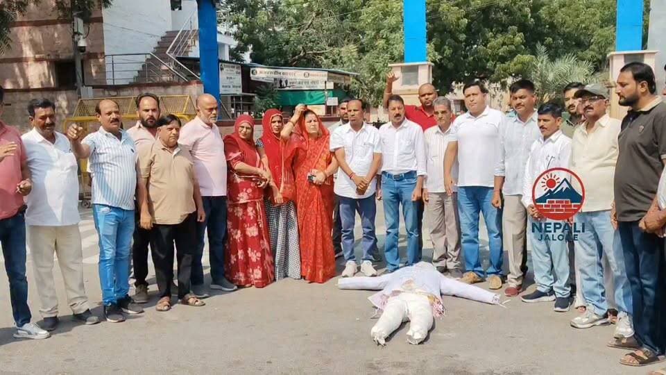 राजस्थान प्रदेश कांग्रेस कमेटी के निर्देशानुसार जिला कांग्रेस कमेटी जालोर की ओर से भाजपा प्रदेशाध्यक्ष मदन राठौड़ के कथित पाकिस्तान-प्रेम संबंधी बयान एवं देश के वीर जवानों के शौर्य पर सवाल उठाने वाली भाषा के विरोध में कलेक्ट्रेट जालोर के सामने विरोध प्रदर्शन कर पुतला दहन किया गया।