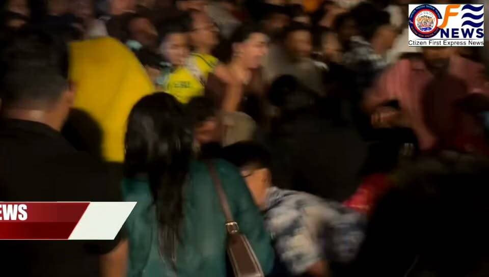 কলকাতার চোরবাগান মণ্ডপে ঠাকুর দেখতে গিয়ে আর ফেরা হলো না নদীয়ার আরতী সরকারের!
#আমারশহরেরদৈনিকসংবাদ #চোরবাগান #ব্রেকিংনিউজ #কলকাতা #দুর্গাপুজো #AmarShohorerDainikSongbad #KolkataDurgaPuja #ChorbaganSarbojanin #BreakingNews #FireAccident #StampedeAlert #NadiaNews #LocalNewsUpdates #WestBengalNews #Chakdaha #চাকদহ