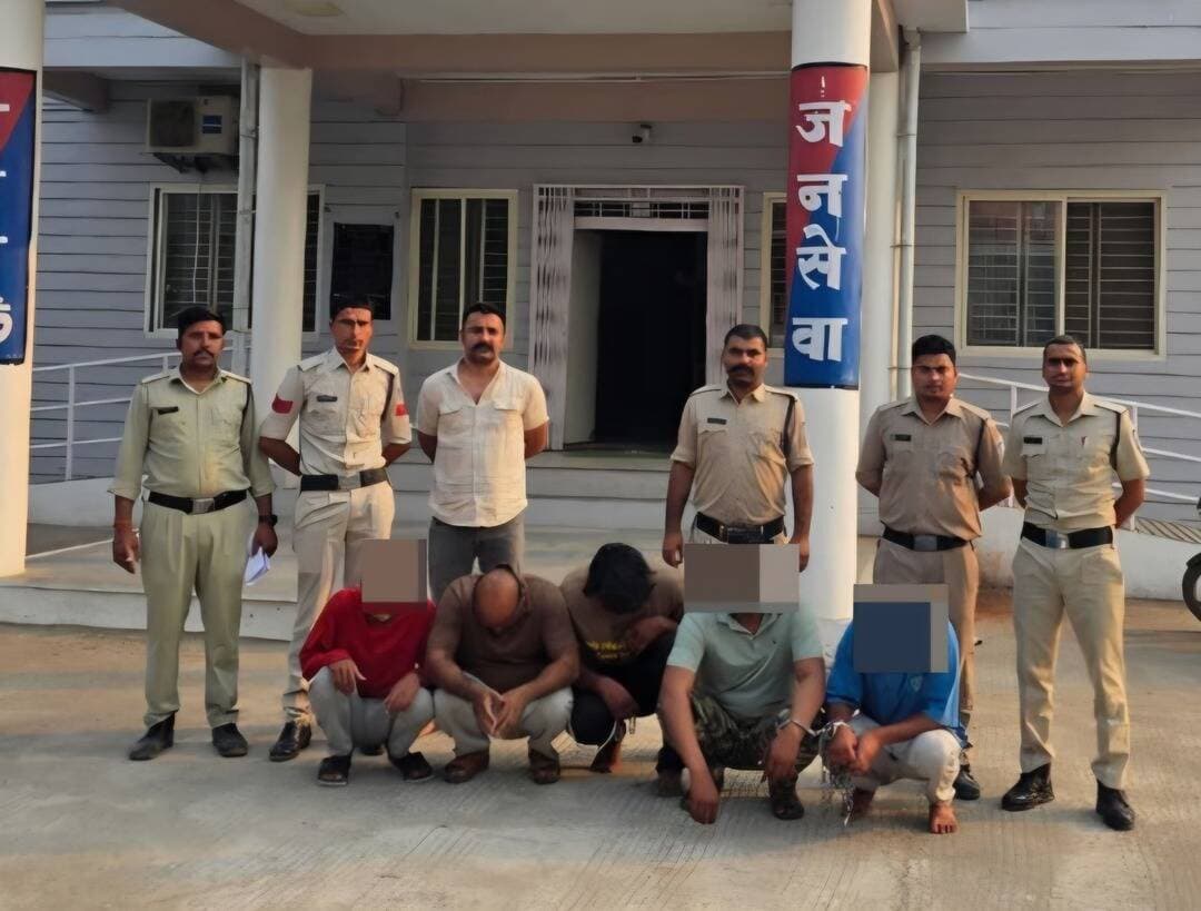 देवास में पशु चोर गिरोह का भंडाफोड़, सरगना समेत 5 गिरफ्तार
सीसीटीवी फुटेज से खुला राज, ब्रेजा कार, दो मोबाइल और 12 बोर का कट्टा जब्त; इंदौर के जरिए बेचते थे चोरी के पशु
टाइम्स एमपी | देवास। ग्रामीण क्षेत्रों में गोवंश और बकरा-बकरी चोरी की वारदातों को अंजाम देने वाले संगठित गिरोह का कन्नौद पुलिस ने पर्दाफाश किया है। पुलिस ने कथित सरगना यूसुफ उर्फ यूसुफ लाला समेत पांच आरोपियों को गिरफ्तार किया है। आरोपियों के कब्जे से 12 बोर का देशी कट्टा, वारदातों में इस्तेमाल ब्रेजा कार और दो मोबाइल फोन जब्त किए गए हैं। पुलिस के मुताबिक, गिरोह चोरी के पशुओं को इंदौर निवासी जावेद लाला के माध्यम से बिकवाता था। मामले में अन्य सहयोगियों की तलाश जारी है।
सीसीटीवी से मिली अहम कड़ी
ग्रामीण इलाकों में लगातार हो रही पशु चोरी की घटनाओं को गंभीरता से लेते हुए पुलिस अधीक्षक पुनीत गेहलोद ने आरोपियों की धरपकड़ के निर्देश दिए थे। इसके बाद एएसपी ग्रामीण सौम्या जैन के मार्गदर्शन और एसडीओपी कन्नौद आदित्य तिवारी के निर्देशन में पुलिस ने जांच तेज की। ऑपरेशन त्रिनेत्रम् के तहत लगाए गए सीसीटीवी कैमरों के फुटेज खंगाले गए और मुखबिर तंत्र के जरिए संदिग्धों की जानकारी जुटाई गई। जांच में यूसुफ उर्फ यूसुफ लाला और उसके इंदौर निवासी साथियों की भूमिका सामने आई।
पानीगांव रोड पर घेराबंदी, सरगना पकड़ाया
पुलिस ने सूचना के आधार पर पानीगांव रोड पर घेराबंदी की। इस दौरान भागने का प्रयास कर रहे यूसुफ को दबोच लिया गया। तलाशी में उसके पास से 12 बोर का देशी कट्टा मिला। पूछताछ में मिली जानकारी के आधार पर पुलिस ने इंदौर निवासी मोहसीन खान उर्फ गालू, अशरफ खान कुरैशी, मुख्तियार और आकिब उर्फ अक्कू कुरैशी को भी गिरफ्तार कर लिया।
चोरी के पशु इंदौर में बिकवाने का खुलासा
पुलिस के अनुसार, पूछताछ में आरोपियों ने ग्रामीण क्षेत्रों से गोवंश और बकरा-बकरी चोरी कर इंदौर निवासी जावेद लाला के जरिए बेचने की जानकारी दी। आरोपियों की निशानदेही पर वारदातों में प्रयुक्त मारुति विटारा ब्रेजा कार और दो मोबाइल फोन जब्त किए गए। जांच में आरोपियों के पूर्व में भी इस तरह की वारदातों में शामिल होने की जानकारी सामने आई है। पुलिस ने प्रकरण में संगठित अपराध से संबंधित धारा बढ़ाई है। गिरोह के अन्य सदस्यों की तलाश और आगे की वैधानिक कार्रवाई जारी है।
ये आरोपी गिरफ्तार
यूसुफ उर्फ यूसुफ लाला (42), निवासी पानीगांव, जिला देवास; मोहसीन खान उर्फ गालू (30), अशरफ खान कुरैशी (30), मुख्तियार (42) और आकिब उर्फ अक्कू कुरैशी (32), सभी निवासी इंदौर।
इनकी रही भूमिका
कार्रवाई में थाना प्रभारी तहजीब काजी, उपनिरीक्षक दीपक भोंडे, प्रधान आरक्षक धन्नालाल चौरे तथा आरक्षक योगेन्द्र सिंह और राजेन्द्र सिंह शामिल रहे।