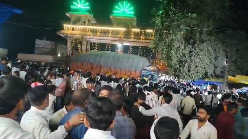 ग्वालियर में बेकाबू ट्रक का कहर, मंदिर जा रहे 13 श्रद्धालुओं की मौत
धान से भरे ट्रक ने बैरिकेड तोड़ श्रद्धालुओं को कुचला, मंदिर की दीवार और गेट से टकराया; 39 लोगों को पहुंचाया गया अस्पताल, दो पुलिसकर्मी भी घायल
ग्वालियर। मध्य प्रदेश के ग्वालियर में नवरात्रि के दौरान शीतला माता मंदिर जा रहे श्रद्धालुओं पर मौत बनकर दौड़े धान से भरे एक बेकाबू ट्रक ने भीषण तबाही मचा दी। ट्रक ने रास्ते में लगे पुलिस बैरिकेड तोड़ दिए और श्रद्धालुओं को कुचलते हुए मंदिर की बाहरी दीवार और गेट से जा टकराया। दर्दनाक हादसे में 13 लोगों की मौत हो गई, जबकि कई लोग घायल हो गए।
ग्वालियर के एसएसपी धर्मवीर सिंह के मुताबिक, हादसे के बाद कुल 39 लोगों को अस्पताल पहुंचाया गया, जहां 13 लोगों को मृत घोषित कर दिया गया। घायलों में ड्यूटी पर तैनात दो पुलिसकर्मी भी शामिल हैं।
नवरात्रि के चलते शीतला माता मंदिर में दर्शन के लिए बड़ी संख्या में श्रद्धालु पहुंच रहे हैं। इसी दौरान हुए इस हादसे से इलाके में अफरा-तफरी मच गई। हादसे के कारणों की विस्तृत जानकारी सामने आना बाकी है।