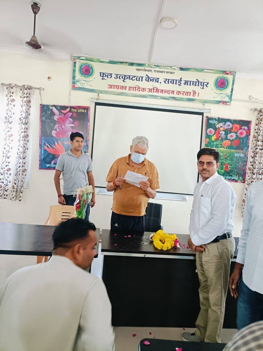 पंचायत चुनाव में प्रधानाचार्य संवर्ग के अधिकारियों को वरिष्ठता के अनुरूप दायित्व देने की मांग
सवाई माधोपुर। पंचायत चुनाव में निर्वाचन ड्यूटी आवंटन को लेकर प्रधानाचार्य संवर्ग के अधिकारियों में असंतोष सामने आया है। अधिकारियों ने कृषि मंत्री डॉ. किरोड़ी लाल मीणा से निर्वाचन संबंधी दायित्वों के आवंटन में वरिष्ठता और पद की गरिमा का ध्यान रखने की मांग की है।
अधिकारियों के अनुसार, सवाई माधोपुर जिले में प्रधानाचार्य संवर्ग के करीब 80 से 90 अधिकारियों को पीठासीन अधिकारी (पीओ) नियुक्त किया गया है, जबकि व्याख्याता एवं उप प्रधानाचार्य संवर्ग के अधिकारियों को रिटर्निंग ऑफिसर जैसे महत्वपूर्ण दायित्व दिए गए हैं। इसे वरिष्ठता और प्रशासनिक संतुलन की दृष्टि से पुनर्विचार योग्य बताया गया है।
अधिकारियों का कहना है कि राजस्थान के अन्य जिलों में प्रधानाचार्य संवर्ग के अधिकारियों को उनकी वरिष्ठता के अनुरूप सेक्टर मजिस्ट्रेट, जोनल मजिस्ट्रेट और रिटर्निंग ऑफिसर जैसे दायित्व दिए जा रहे हैं। ऐसे में सवाई माधोपुर में अलग व्यवस्था होने से अधिकारियों में उपेक्षा की भावना उत्पन्न हो रही है।
प्रधानाचार्य संवर्ग के अधिकारियों ने स्पष्ट किया कि वे निर्वाचन प्रक्रिया को सफलतापूर्वक संपन्न कराने के लिए पूरी तरह प्रतिबद्ध हैं। उन्होंने कृषि मंत्री से मामले में हस्तक्षेप कर जिला निर्वाचन अधिकारी एवं जिला कलेक्टर सवाई माधोपुर को निर्वाचन ड्यूटी आवंटन की समीक्षा के निर्देश देने तथा वरिष्ठता और पद की गरिमा के अनुरूप दायित्व प्रदान करने की मांग की है।