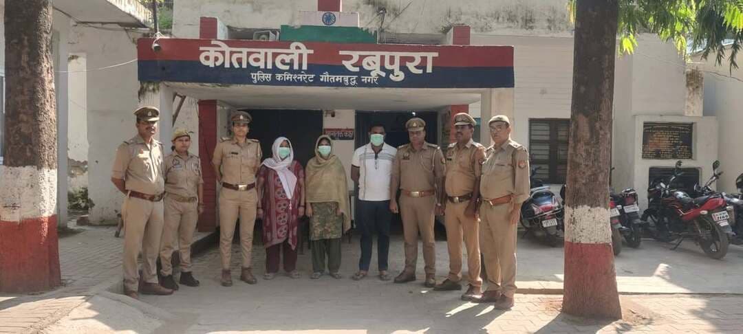 ग्रेटर नोएडा
ग्रेटर नोएडा के रबूपुरा क्षेत्र के नगला पदम गांव में एक ही परिवार के पांच लोगों की मौत के मामले में पुलिस की बड़ी कार्रवाई, मृतक महेश की बड़ी बहन, बहनोई और छोटी बहन गिरफ्तार।
मृतक के साले की तहरीर पर तीनों के खिलाफ थाना रबूपुरा में मुकदमा दर्ज किया गया था। पुलिस के मुताबिक, महेश के मोबाइल से एक ऑडियो रिकॉर्डिंग मिली है, जिसमें उसने अपनी बड़ी बहन सुनीता, बहनोई शेखर और छोटी बहन सपना को घटना का जिम्मेदार बताया है।
पुलिस के अनुसार, मकान को लेकर पारिवारिक विवाद की बात सामने आई है। पांचों शवों का पैनल से पोस्टमार्टम कराया गया है और मौत के वास्तविक कारणों की पुष्टि के लिए विसरा सुरक्षित कर जांच हेतु भेजा जा रहा है।
सोर्स – मीडिया सेल, पुलिस कमिश्नरेट गौतमबुद्धनगर।