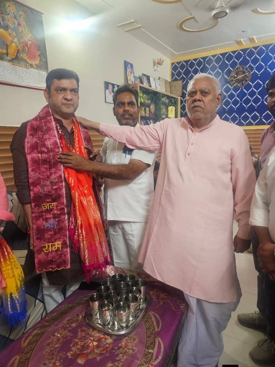 तिलहर/शाहजहांपुर
====
जनकल्याण से सब
कुछ संभव: मिश्र।
=====
विवेक शर्मा (अंशु)
भाजपा किसान मोर्चा क्षेत्रीय अध्यक्ष और जिला अध्यक्ष का नगर में हुआ स्वागत।
भाजपा किसान मोर्चा के नव मनोनीत क्षेत्रीय मंत्री पुर्णेश मिश्रा, जिलाध्यक्ष आकाश तिवारी के अपने दलबल के साथ प्रथम नगर आगमन पर जगह-जगह स्वागत किया गया।नगर के पूर्वी तिराहे पर युवा नेता ऋषभ गंगवार और राम लखन कुशवाहा ने माला पहनकर स्वागत किया।नगर के मोहल्ला हिंदू पट्टी स्थित ब्राह्मण समाज के वरिष्ठ भानु प्रताप मिश्र के आवास पर पहुंचे क्षेत्रीय मंत्री और जिला अध्यक्ष का समाज के लोगों ने स्वागत किया।नव निर्वाचित क्षेत्रीय मंत्री और जिला अध्यक्ष को भानु प्रताप मिश्र ने आशीर्वाद देते हुए कहा कि राजनीति में ब्राह्मण समाज को स्थान दिलाने के लिए युवाओं को आगे आकर अपनी जिम्मेदारी निभानी चाहिए।उन्होंने क्षेत्रीय मंत्री और जिला अध्यक्ष को शुभकामनाएं देते हुए कहा की जन कल्याण और समाज सेवा से ही सब कुछ संभव।इस दौरान अखिल भारतीय ब्राह्मण महासभा के पूर्व जिला अध्यक्ष शीलेंद्र मोहन मिश्रा एडवोकेट,सुनील शर्मा आदि मौजूद रहे।