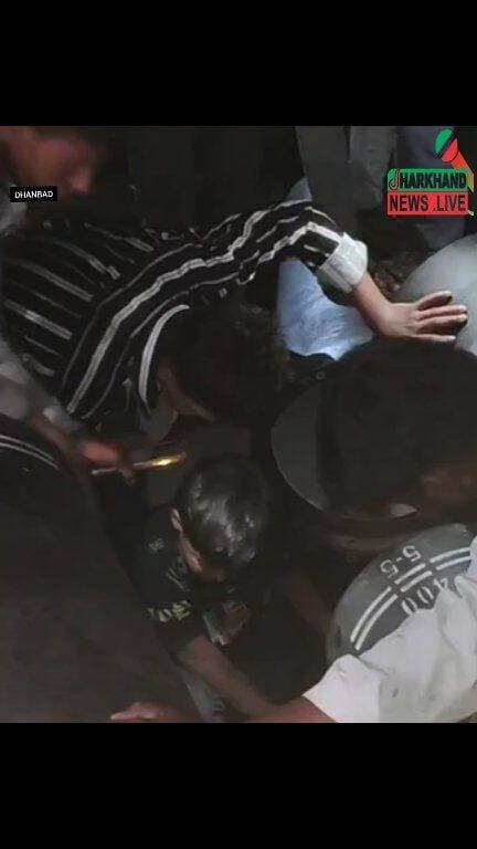 बेलगड़िया टाउनशिप में बच्चा पाइप के अंदर फंसा, खेलते-खेलते पाइप में चला गया, खुले मैदान में रखे हैं हजारों पाइप !