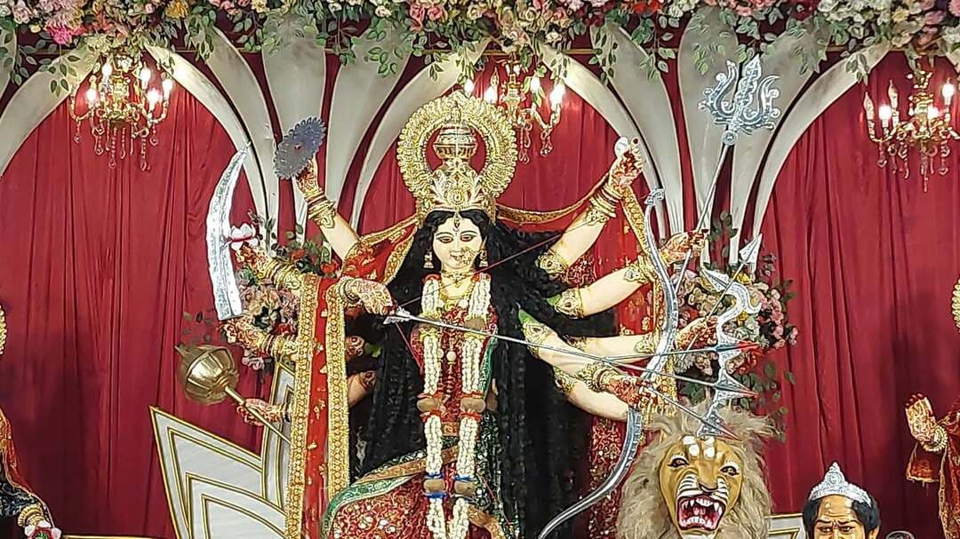 रामदयालु चौक पर बने पूजा पंडालों में स्थापित मां दुर्गा की प्रतिमा