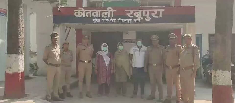 ग्रेटर नोएडा में एक फैमिली के 5 लोगों की मौत के मामले में बड़ा खुलासा हुआ है !!
पुलिस जांच में पता चला है कि मृतक महेश जिस मकान में बीवी/बच्चों सहित रहता था,
उसे उसकी ही बहन सुनीता ने मां से अपने नाम करवा लिया था। इसे लेकर महेश टेंशन में रहता था।
उसके मोबाइल से एक ऑडियो मिली है। इसमें मौत का जिम्मेदार बहन सुनीता, बहनोई शेखर, छोटी बहन सपना को बताया है।
पुलिस ने तीनों को गिरफ्तार कर लिया है।
पोस्टमार्टम रिपोर्ट में अभी मृत्यु की ठोस वजह पता नहीं चली है। पांचों डेडबॉडी का बिसरा जांच के लिए फॉरेंसिक लैब भेजा जा रहा है।