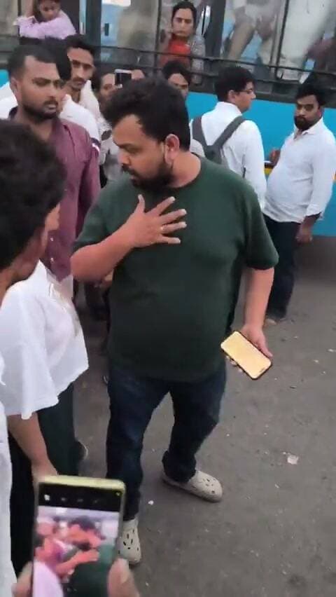 "जयपुर में हाई-वोल्टेज ड्रामा- पति ने पत्नी को प्रेमी के साथ रंगे हाथों पकड़ा, मौके पर मचा हड़कंप!"
सोशल मीडिया पर तेजी से वायरल हो रहा है घटना का वीडियो
#CrimeNews #JaipurPolice #Trending