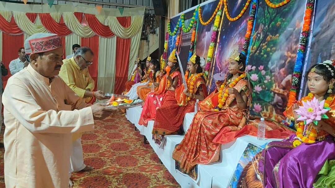 🚩 माता रानी के जयकारों से गूंजा दिबियापुर, भव्य जागरण में सजीं दिव्य झांकियां 🙏🌺
📍 दिबियापुर, औरैया।
सरस्वती शिशु विद्या मंदिर इंटर कॉलेज, दिबियापुर में माता रानी के नौ दिव्य स्वरूपों के दर्शन एवं भव्य जागरण का आयोजन श्रद्धा, भक्ति और उल्लास के साथ किया गया। ✨
🌺 भव्य सजावट, दिव्य झांकियां और भक्तिमय भजनों ने मोहा मन!
कार्यक्रम का शुभारंभ मुख्य अतिथि नगर पंचायत अध्यक्ष दिबियापुर श्री राघव मिश्र ने विधि-विधान से माता रानी का पूजन-अर्चन कर किया। इस अवसर पर विशिष्ट अतिथि डॉ. श्याम जी गुप्त की गरिमामयी उपस्थिति रही।
जागरण में माता रानी के नौ दिव्य स्वरूपों के साथ भगवान श्री गणेश जी, भैरव बाबा एवं हनुमान जी की आकर्षक झांकियों ने श्रद्धालुओं का मन मोह लिया। भक्तिमय भजनों, मनमोहक नृत्य प्रस्तुतियों और रंग-बिरंगी रोशनी से पूरा विद्यालय परिसर भक्तिरस में डूब गया। 🌸🎶
कार्यक्रम के समापन पर श्रद्धालुओं ने उत्साहपूर्वक गरबा नृत्य कर माता रानी के प्रति अपनी आस्था प्रकट की।
इस अवसर पर विद्यालय के प्रबंधक श्री गुरु नारायण अग्रवाल, कोषाध्यक्ष डॉ. प्रमोद कुमार, प्रधानाचार्य श्री राजेश कुमार गुप्ता, थाना दिबियापुर के थानाध्यक्ष इंस्पेक्टर श्री राज कुमार सिंह, आचार्य श्री प्रीतम सिंह, श्री श्याम जी, श्री उत्कर्ष एवं श्री रितेश, आचार्या बहिनें नेहा, सौम्या एवं सीमा सहित विद्यालय परिवार के सदस्य, गणमान्य नागरिक और बड़ी संख्या में श्रद्धालु उपस्थित रहे।
यह आयोजन आस्था, भक्ति और सांस्कृतिक उल्लास का अनुपम संगम बना। ❤️🙏
🚩 जय माता दी! जय माता रानी! 🚩
📲 दिबियापुर और औरैया की ऐसी ही खास जानकारियों के लिए फॉलो करें — Dibiyapur The Legend
❤️ पोस्ट पसंद आए तो लाइक करें, शेयर करें और कमेंट में लिखें — जय माता दी! 🙏
#DibiyapurTheLegend #Dibiyapur #Auraiya #JaiMataDi #Navratri