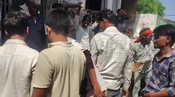 राजाखेड़ा: धौलपुर के सादिकपुर में सरपंची चुनाव पर सवाल, वायरल हुआ गुड़ बांटने का वीडियो