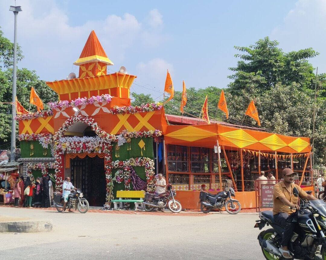 सज गया पंडाल सज गई मां का दरबार हो गई पूजा की तैयारी पूर्ण (पूरब चौक दूर्गा मंदीर)