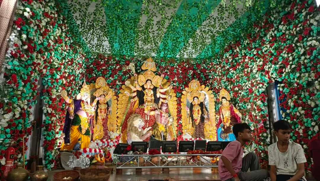 पट खुलते ही मां दुर्गा के दर्शन को उमड़ी श्रद्धालुओं की भीड़
महासप्तमी पर पूजा-पंडालों में गूंजे जयकारे, घरों और मंदिरों में भी हुई पूजा-अर्चना
जहानाबाद : शारदीय नवरात्र को लेकर शनिवार की शाम शहर में भक्ति और उत्साह का माहौल देखने को मिला। विभिन्न पूजा-पंडालों में स्थापित मां दुर्गा की प्रतिमाओं का पट विधिवत पूजा-अर्चना के बाद श्रद्धालुओं के दर्शन के लिए खोल दिया गया। पट खुलते ही मां के दर्शन के लिए भक्तों की भीड़ उमड़ पड़ी। देर शाम तक पूजा-पंडालों में श्रद्धालुओं के पहुंचने का सिलसिला जारी रहा।
महासप्तमी के अवसर पर शहर के विभिन्न पूजा-पंडालों, घरों और मंदिरों में धार्मिक अनुष्ठान आयोजित किए गए। श्रद्धालुओं ने मां कालरात्रि की पूजा-अर्चना कर सुख-समृद्धि, शांति और परिवार की खुशहाली की कामना की। पूजा-पंडालों में मां के दर्शन के लिए पहुंचे भक्तों ने श्रद्धापूर्वक शीश झुकाकर आशीर्वाद लिया।
शहर के उंटा मोड़, मलहचक, पंचमहल्ला, सट्टी मोड़, ठाकुरबाड़ी, अरवल मोड़, नया टोला सफेद मूर्ति, फिदा हुसैन मोड़ और अस्पताल गेट सहित कई स्थानों पर मां दुर्गा की प्रतिमाएं स्थापित की गई हैं। पट खुलने से पहले पूजा समितियों की ओर से विधि-विधान के साथ पूजा-अर्चना की गई। इसके बाद श्रद्धालुओं के लिए पंडालों के द्वार खोल दिए गए।
मां के दर्शन शुरू होते ही पूजा-पंडालों में जय माता दी और मां दुर्गा के जयकारे गूंजने लगे। महिला, पुरुष और बच्चों की भीड़ से पंडालों में रौनक बढ़ गई। आकर्षक सजावट और भव्य प्रतिमाएं लोगों के आकर्षण का केंद्र बनी रहीं। कई श्रद्धालु परिवार के साथ पूजा-पंडालों में पहुंचे और मां के दर्शन किए।
महाअष्टमी की पूजा आज
नवरात्र के आठवें दिन रविवार को महाअष्टमी की पूजा की जाएगी। इसको लेकर श्रद्धालुओं में विशेष उत्साह है। पूजा-पंडालों में दर्शन और पूजा-अर्चना के लिए भक्तों के पहुंचने की उम्मीद है। नवरात्र को लेकर शहर के विभिन्न इलाकों में उत्सवी माहौल बना हुआ है।