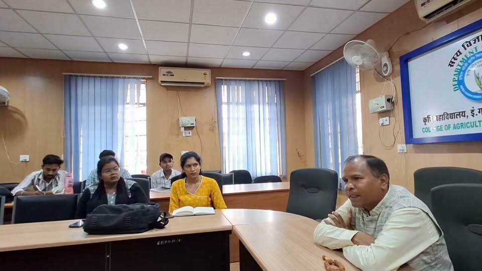 इंदिरा गांधी कृषि विश्वविद्यालय रायपुर के M.Sc. और Ph.D. के छात्रों को वृक्षायुर्वेद की organic chemistry पढ़ाई
कुछ फैसबुक मित्रों का आग्रह था कि इसे सोशल मीडिया के लिए भी उपलब्ध करवाई जाए
अस्तु इस बार के 2लेक्चर के वीडियो उपलब्ध है
भाग-1
https://youtu.be/euKVU4oIvq4?si=v9GVxz6hOP2UXQdo
भाग 2
https://youtu.be/NQQjRSoii9o?si=K7jlG2UMDXUNZik2
आप भी देखें
और बताएं कि मैं पढ़ाता कैसा हूं
ऑर्गेनिक केमिस्ट्री की मेरी समझ कैसी है ...? Part 3