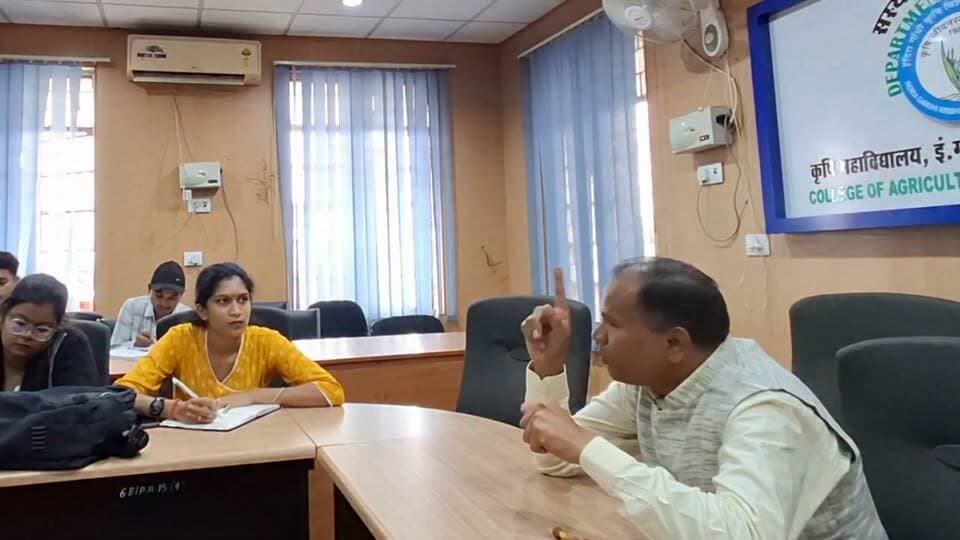 इंदिरा गांधी कृषि विश्वविद्यालय रायपुर के M.Sc. और Ph.D. के छात्रों को वृक्षायुर्वेद की organic chemistry पढ़ाई
कुछ फैसबुक मित्रों का आग्रह था कि इसे सोशल मीडिया के लिए भी उपलब्ध करवाई जाए
अस्तु इस बार के 2लेक्चर के वीडियो उपलब्ध है
भाग-1
https://youtu.be/euKVU4oIvq4?si=v9GVxz6hOP2UXQdo
भाग 2
https://youtu.be/NQQjRSoii9o?si=K7jlG2UMDXUNZik2
आप भी देखें
और बताएं कि मैं पढ़ाता कैसा हूं
ऑर्गेनिक केमिस्ट्री की मेरी समझ कैसी है ...? Part 2