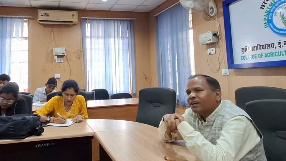 इंदिरा गांधी कृषि विश्वविद्यालय रायपुर के M.Sc. और Ph.D. के छात्रों को वृक्षायुर्वेद की organic chemistry पढ़ाई
कुछ फैसबुक मित्रों का आग्रह था कि इसे सोशल मीडिया के लिए भी उपलब्ध करवाई जाए
अस्तु इस बार के 2लेक्चर के वीडियो उपलब्ध है
भाग-1
https://youtu.be/euKVU4oIvq4?si=v9GVxz6hOP2UXQdo
भाग 2
https://youtu.be/NQQjRSoii9o?si=K7jlG2UMDXUNZik2
आप भी देखें
और बताएं कि मैं पढ़ाता कैसा हूं
ऑर्गेनिक केमिस्ट्री की मेरी समझ कैसी है ...? Part 1
