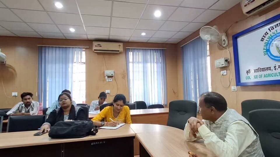 इंदिरा गांधी कृषि विश्वविद्यालय रायपुर के M.Sc. और Ph.D. के छात्रों को वृक्षायुर्वेद की organic chemistry पढ़ाई
कुछ फैसबुक मित्रों का आग्रह था कि इसे सोशल मीडिया के लिए भी उपलब्ध करवाई जाए
अस्तु इस बार के 2लेक्चर के वीडियो उपलब्ध है
भाग-1
https://youtu.be/euKVU4oIvq4?si=v9GVxz6hOP2UXQdo
भाग 2
https://youtu.be/NQQjRSoii9o?si=K7jlG2UMDXUNZik2
आप भी देखें
और बताएं कि मैं पढ़ाता कैसा हूं
ऑर्गेनिक केमिस्ट्री की मेरी समझ कैसी है ...?