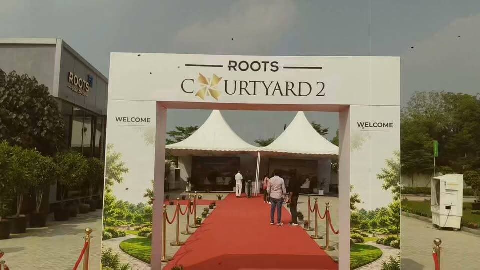 नवरात्रि विशेष: गुरुग्राम में Roots Courtyard 2 में निवेश का शुभ अवसर
Roots Developers ने सेक्टर 95A स्थित अपने प्रोजेक्ट के फेज 3 में आवासीय प्लॉट्स की बिक्री शुरू की; पहले दो फेज को मिला शानदार प्रतिसाद
गुरुग्राम, 17 अक्टूबर, 2026: नवरात्रि का पर्व नई शुरुआत और समृद्धि का प्रतीक माना जाता है। यह घर खरीदारों के लिए अपने सपनों का घर बनाने की दिशा में कदम बढ़ाने का एक शुभ अवसर है। इसी त्योहारी सीजन के अवसर पर Roots Developers ने गुरुग्राम के सेक्टर 95A स्थित अपने प्लॉटेड आवासीय प्रोजेक्ट Roots Courtyard 2 के फेज 3 की बिक्री शुरू कर दी है। प्रोजेक्ट के पहले दो फेज की सफल बिक्री के बाद, तीसरे फेज में आवासीय प्लॉट्स उपलब्ध कराए गए हैं। यह पहल शहर में
सुनियोजित प्लॉटेड डेवलपमेंट की बढ़ती मांग को पूरा करने की दिशा में महत्वपूर्ण कदम है।
12.447 एकड़ में फैले Roots Courtyard 2 में कुल 197 आवासीय प्लॉट्स हैं, जिनका आकार 147 से 179 वर्ग गज तक है। प्रस्तावित 75 मीटर चौड़ी सेक्टर रोड के किनारे स्थित यह प्रोजेक्ट बेहतर कनेक्टिविटी और सुगम आवागमन की सुविधा प्रदान करता है। साथ ही, यह गुरुग्राम के विकसित होते रियल एस्टेट बाजार में Roots Developers की उपस्थिति को और मजबूत करता है।
इस अवसर पर Rajan Yadav, Director, Roots Developers ने कहा, “नवरात्रि को नई शुरुआत के लिए शुभ समय माना जाता है और घर में निवेश करना किसी भी परिवार के जीवन का एक महत्वपूर्ण पड़ाव होता है। Roots Courtyard 2 के पहले दो फेज को मिला उत्साहजनक प्रतिसाद दर्शाता है कि घर खरीदार ऐसे सुनियोजित प्लॉटेड डेवलपमेंट में रुचि रखते हैं, जहां उन्हें अपनी आकांक्षाओं और जरूरतों के अनुसार घर डिजाइन करने और बनाने की स्वतंत्रता मिलती है। फेज 3 की बिक्री शुरू होने के साथ, हम अधिक से अधिक घर खरीदारों और निवेशकों को गुरुग्राम में ऐसा आवासीय पता चुनने का अवसर देना चाहते हैं, जो सुनियोजित इंफ्रास्ट्रक्चर और आधुनिक लाइफस्टाइल सुविधाओं का संयोजन प्रदान करता है।”
प्रीमियम आवासीय श्रेणी में शामिल Roots Courtyard 2 को लग्जरी लाइफस्टाइल सुविधाओं के साथ विकसित किया गया है। यह प्रोजेक्ट कॉरपोरेट प्रोफेशनल्स, निवेशकों और उच्च नेटवर्थ वाले व्यक्तियों (HNIs) की जरूरतों को ध्यान में रखकर तैयार किया गया है। इसमें एक लग्जरी क्लब हाउस की सुविधा भी है, जो निवासियों को मनोरंजन, सामुदायिक गतिविधियों और सामाजिक मेलजोल के अवसर प्रदान करता है। इसके साथ ही, प्लॉट्स पर अपनी पसंद के अनुसार स्वतंत्र घर बनाने की सुविधा भी मिलती है।
प्रोजेक्ट का निर्माण सितंबर 2025 में शुरू हुआ था और इसका पजेशन फरवरी–मार्च 2027 तक अपेक्षित है। प्रोजेक्ट की भूमि का स्वामित्व Roots Developers के पास है, जबकि निर्माण कार्य एक थर्ड-पार्टी वेंडर के माध्यम से कराया जा रहा है।
फेज 3 की बिक्री शुरू होने के साथ Roots Developers का लक्ष्य शुरुआती फेज की सफलता को आगे बढ़ाना और गुरुग्राम में सुनियोजित प्लॉटेड डेवलपमेंट की बढ़ती मांग को पूरा करना है। यह प्रोजेक्ट ऐसे आवासीय समुदाय विकसित करने की कंपनी की प्रतिबद्धता को दर्शाता है, जहां स्वतंत्र आवास, बेहतर कनेक्टिविटी और आधुनिक लाइफस्टाइल सुविधाओं का संतुलित संयोजन उपलब्ध हो।
Roots Developers के बारे में
Roots Developers एक रियल एस्टेट डेवलपर है, जो सुनियोजित आवासीय परियोजनाओं के विकास पर ध्यान केंद्रित करता है। गुरुग्राम के सेक्टर 95A स्थित Roots Courtyard 2 जैसे प्रोजेक्ट्स के माध्यम से कंपनी सुनियोजित लेआउट और आधुनिक लाइफस्टाइल सुविधाओं के जरिए घर खरीदारों की बदलती जरूरतों और प्राथमिकताओं को पूरा करने का प्रयास करती है।