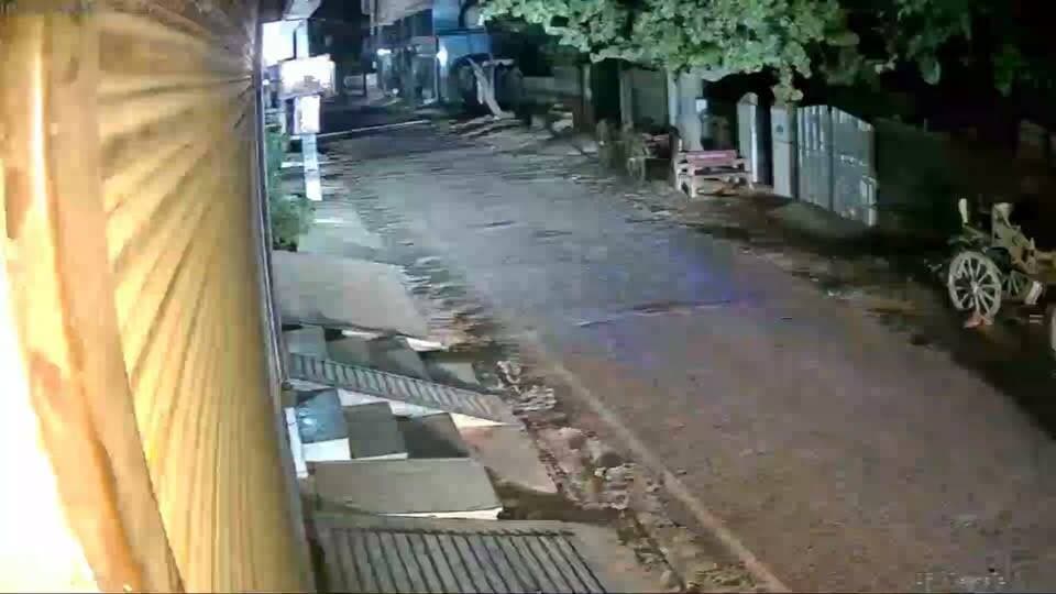 गढ़ी में गोलीकांड के मुख्य आरोपित पुलिस पकड़ से दूर, पांच छोटे आरोपित पकड़े
जानलेवा हमले में घायल दो भाइयों का इलाज जारी, परिवार बोला - हमें जान का खतरा
सेक्टर-93 थाना क्षेत्र के गांव गढ़ी हरसरू में जमीन विवाद में गोली मारने के मामले में मुख्य आरोपित अभी भी पुलिस की पकड़ से दूर हैं। पुलिस ने भले ही पांच लोगों को पकड़ने का दावा किया हो, लेकिन पीड़ित परिवार का कहना है कि पकड़े गए सभी छोटे-मोटे लोग हैं, जबकि गोली चलाने वाले और साजिश रचने वाले मुख्य आरोपित खुलेआम घूम रहे हैं।
गौरतलब है कि 10 अक्टूबर की सुबह गांव में 35 से 40 लोगों ने ट्रैक्टर, जेसीबी और 5-6 गाड़ियों के साथ खेत पर कब्जा करने की कोशिश की थी। विरोध करने पर भीड़ में से एक युवक ने पिस्टल से 4-5 राउंड फायर कर दिए थे। एक गोली दिनेश शर्मा के पेट में लगी थी, जबकि उनके भाई भानू प्रताप के दोनों पैर लाठी-डंडों से तोड़ दिए गए थे। दोनों का अभी भी अस्पताल में इलाज चल रहा है।
दिनेश के बेटे मोहित शर्मा ने शिकायत में बताया था कि उनके दादा के भाई अशोक शर्मा ने अपना हिस्सा पवन बुढ़ेड़ा को बेच दिया है, जबकि जमीन की तकसीम को लेकर कोर्ट में मामला चल रहा था। आरोप है कि 9 अक्टूबर की रात ही आरोपितों ने जमीन पर कब्जा करने की कोशिश की और 10 अक्टूबर की सुबह करीब 4 बजे दिनेश शर्मा जब रोज की तरह खेत में घूमने गए तो उन्हें घेर लिया गया। शोर सुनकर बेटा और भाई भानू प्रताप पहुंचे तो उन पर जानलेवा हमला कर दिया गया।
शिकायत में अशोक शर्मा, गजेंद्र शर्मा, हेमंत, दीपक, पवन, मनीष, डैनी वजीरपुर सहित 30-32 लोगों को नामजद किया गया था। भागते समय आरोपितों का एक सीसीटीवी वीडियो भी सामने आया था।
इस मामले में सेक्टर-93 चौकी प्रभारी एसआई विनोद कुमार ने बताया कि मामले में पांच लोगों को पकड़ा जा चुका है और मुख्य आरोपितों की गिरफ्तारी के लिए दबिश दी जा रही है।
वहीं पीड़ित परिवार ने पुलिस की कार्रवाई पर सवाल उठाए हैं। परिवार का कहना है कि पुलिस ने जिन्हें पकड़ा है, वे सिर्फ भीड़ का हिस्सा थे। परिवार को जान का डर सता रहा है।
