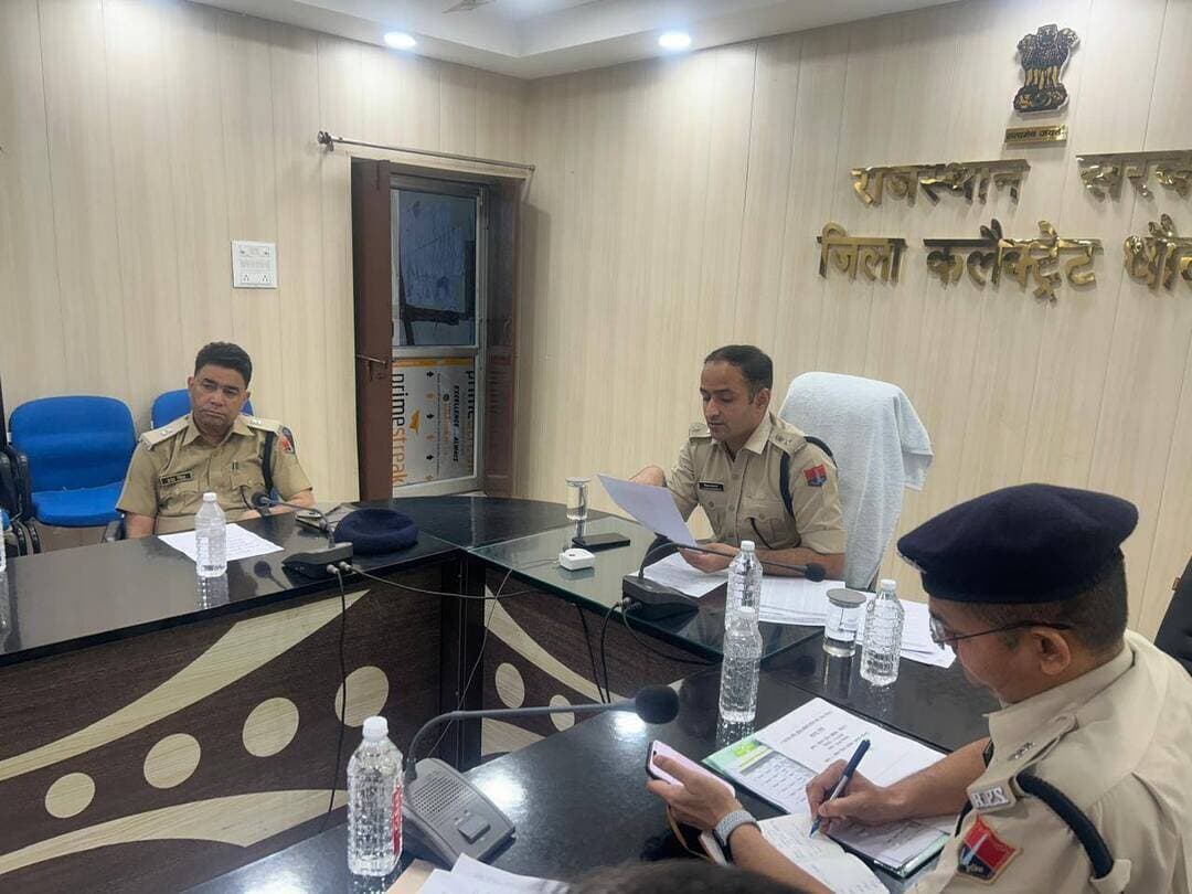 पुलिस अधीक्षक विकास सांगवान ने जिले के पुलिस अधिकारियों के साथ की अपराध समीक्षा बैठक, पंचायत चुनावों की तैयारियों सहित विभिन्न बिंदुओं पर दिए आवश्यक दिशा-निर्देश*
*पंचायत चुनावों के मद्देनजर कानून-व्यवस्था सुदृढ़ रखने, 60/90 दिवस में निस्तारण योग्य प्रकरणों की समीक्षा एवं ई-साक्ष्य की प्रगति पर दिया विशेष जोर*
पुलिस अधीक्षक विकास सांगवान IPS द्वारा में कल दोपहर 2:00 बजे से देर शाम 8:00 बजे तक जिला कलेक्ट्रेट सभागार में जिले के समस्त वृत्ताधिकारियों एवं थानाधिकारियों की अपराध समीक्षा बैठक ली। बैठक में आगामी पंचायत राज चुनावों के मद्देनजर कानून-व्यवस्था बनाए रखने, लंबित प्रकरणों के समयबद्ध निस्तारण तथा अनुसंधान की गुणवत्ता में सुधार सहित विभिन्न महत्वपूर्ण विषयों पर विस्तृत चर्चा कर आवश्यक दिशा-निर्देश प्रदान किए गए। बैठक में अतिरिक्त पुलिस अधीक्षक वैभव शर्मा, अतिरिक्त पुलिस अधीक्षक एडीएफ बाड़ी श्रवण कुमार झोरड़, अतिरिक्त पुलिस अधीक्षक हवा सिंह सहित जिले के समस्त वृत्ताधिकारी एवं थानाधिकारी उपस्थित रहे। पुलिस अधीक्षक श्री विकास सांगवान ने आगामी पंचायत राज चुनावों के संबंध में प्रत्येक थाना क्षेत्र की पंचायतवार स्थिति की समीक्षा करने पर जोर दिया। उन्होंने निर्देशित किया कि सभी थानाधिकारी अपने-अपने थाना क्षेत्र की प्रत्येक पंचायत की स्थिति का विस्तृत आकलन तैयार रखें। चुनाव के दौरान शांति एवं कानून-व्यवस्था बनाए रखने के लिए संवेदनशील क्षेत्रों, आपसी रंजिश, संभावित विवादों तथा असामाजिक तत्वों की गतिविधियों पर विशेष निगरानी रखी जाए। क्षेत्र में शांति व्यवस्था प्रभावित करने वाले तत्वों को चिन्हित कर नियमानुसार आवश्यक निरोधात्मक कार्रवाई सुनिश्चित की जाए, ताकि चुनाव प्रक्रिया निष्पक्ष, शांतिपूर्ण एवं भयमुक्त वातावरण में संपन्न हो सके। बैठक में 60 एवं 90 दिवस की समय-सीमा में निस्तारण योग्य प्रकरणों की समीक्षा पर विशेष जोर दिया गया। पुलिस अधीक्षक ने संबंधित अधिकारियों को निर्देशित किया कि ऐसे प्रकरणों की नियमित मॉनिटरिंग की जाए तथा अनावश्यक रूप से लंबित मामलों का प्राथमिकता से निस्तारण सुनिश्चित किया जाए। अनुसंधान के दौरान साक्ष्य संकलन, आवश्यक दस्तावेजों की उपलब्धता एवं अन्य कानूनी प्रक्रियाओं को समय पर पूरा करते हुए प्रकरणों का गुणवत्तापूर्ण निस्तारण किया जाए। बैठक में ई-साक्ष्य की प्रगति की भी समीक्षा की गई। इस दौरान ऐसे प्रकरणों की सूची तैयार रखने पर जोर दिया गया, जिनमें ई-साक्ष्य तैयार नहीं किया गया है अथवा आवश्यक लिंकिंग की कार्रवाई शेष है। संबंधित अधिकारियों को निर्देशित किया गया कि ई-साक्ष्य से संबंधित कमियों को चिन्हित कर नियमानुसार दूर किया जाए तथा अनुसंधान के दौरान उपलब्ध तकनीकी संसाधनों का प्रभावी उपयोग सुनिश्चित किया जाए। इससे साक्ष्यों के संकलन एवं संधारण की प्रक्रिया को अधिक व्यवस्थित बनाया जा सकेगा।पुलिस अधीक्षक श्री विकास सांगवान ने सभी अधिकारियों को निर्देशित किया कि अपने-अपने क्षेत्र में अपराधों की रोकथाम, वांछित एवं फरार अपराधियों की धरपकड़ तथा आमजन की शिकायतों के त्वरित निस्तारण पर विशेष ध्यान दें। क्षेत्र में नियमित गश्त, प्रभावी निगरानी एवं पुलिस-जन संवाद को मजबूत रखते हुए आमजन में सुरक्षा की भावना विकसित की जाए। साथ ही, प्रत्येक अधिकारी अपने अधीनस्थ पुलिसकर्मियों के कार्यों की नियमित समीक्षा करे और प्रकरणों के अनुसंधान में गुणवत्ता एवं जवाबदेही सुनिश्चित करे। बैठक के अंत में पुलिस अधीक्षक ने सभी अधिकारियों को निर्देशित किया कि निर्धारित बिंदुओं पर की गई कार्रवाई की नियमित समीक्षा करते हुए समयबद्ध प्रगति सुनिश्चित करें। धौलपुर पुलिस आमजन की सुरक्षा, अपराध नियंत्रण तथा आगामी चुनावों के दौरान शांति एवं कानून-व्यवस्था बनाए रखने के लिए प्रतिबद्ध है।