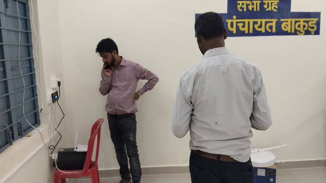 ➡️ सीईओ डॉ.मीणा ने बाकुंड जनपद पंचायत क्षेत्र का किया निरीक्षण
➡️ वनग्राम जुवाझर में चौपाल लगाकर ग्रामीणों की समस्याएं सुनीं, चौपाल भवन एवं वन अधिकार पट्टों के संबंध में दिए निर्देश
कलेक्टर डॉ सौरभ संजय सोनवणे के निर्देशानुसार सीईओ डॉ. प्रमोद कुमार मीणा ने बाकुंड जनपद पंचायत क्षेत्र का निरीक्षण कर विभिन्न विकास कार्यों का जायजा लिया। निरीक्षण के दौरान उन्होंने वनग्राम जुवाझर पहुंचकर ग्रामीणों से संवाद किया और उनकी समस्याओं एवं मांगों को सुना। इस दौरान ग्रामीणों ने गांव में चौपाल भवन निर्माण की मांग रखी। ग्रामीणों की मांग पर सीईओ ने पंचायत को चौपाल भवन निर्माण संबंधी प्रस्ताव जीपीडीपी में शामिल कराने के निर्देश दिए, ताकि नियमानुसार आगे की कार्रवाई की जा सके।
चौपाल के दौरान ग्रामीणों ने वन अधिकार पट्टों से संबंधित समस्या भी उनके समक्ष रखी। ग्रामीणों ने 38 वन अधिकार पट्टों के संबंध में शिकायत करते हुए निराकरण की मांग की। इस पर सीईओ डॉ. मीणा ने संबंधित अधिकारियों को प्रकरणों की जानकारी लेकर नियमानुसार आवश्यक कार्रवाई करने के निर्देश दिए। उन्होंने ग्रामीणों की समस्याओं को गंभीरता से सुना तथा उनके निराकरण के लिए आवश्यक पहल करने की बात कही।
इसके पश्चात सीईओ ने क्षेत्र में कराए गए बोरी बंधान कार्य का निरीक्षण किया। उन्होंने कार्य की स्थिति का जायजा लेते हुए मौके पर उपलब्ध जानकारी प्राप्त की। इसके साथ ही उन्होंने डेम का भी निरीक्षण किया और जल संरक्षण से जुड़े कार्यों की स्थिति देखी।निरीक्षण के दौरान ग्रामीणों से संवाद कर उनकी आवश्यकताओं एवं समस्याओं की जानकारी ली गई। साथ ही पंचायत क्षेत्र में संचालित विकास कार्यों का जायजा लेकर संबंधित अधिकारियों को आवश्यक दिशा-निर्देश दिए गए।
Jansampark Madhya Pradesh
Panchayat, Rural Development and Social Welfare Department of Madhya Pradesh
#JansamparkMP
#बैतूल
#betul