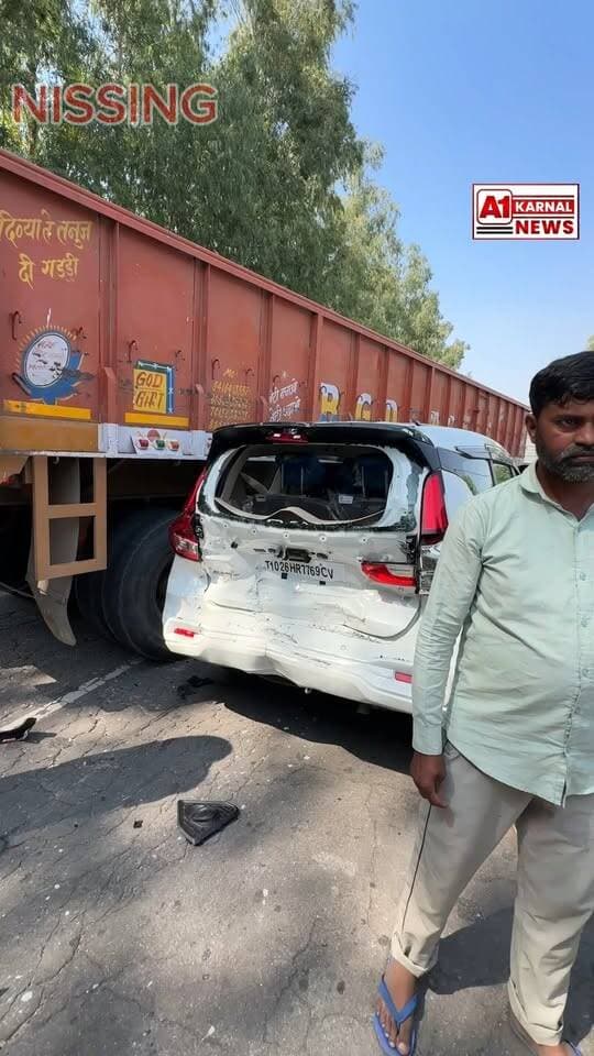 दो ट्रको के बीच नई गाड़ी का हुआ जबरदस्त एक्सीडेंट। कल गाड़ी आई और आज सड़क पर हुई दुर्घटनाग्रस्त। करनाल कैथल रोड का बुरा हाल हर रोज होते हैं बड़े हादसे।