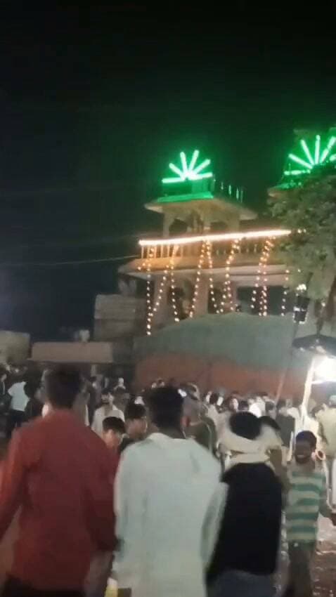 🚨 **ब्रेकिंग न्यूज़ | ग्वालियर**
**शीतला माता मंदिर के सामने भीषण हादसा, ट्रक पलटने से 13 श्रद्धालुओं की मौ•त, करीब 40 घायल**
ग्वालियर। आंतरी थाना क्षेत्र स्थित शीतला माता मंदिर के सामने शनिवार और रविवार की दरमियानी रात करीब 1 बजे दर्दनाक हादसा हो गया। प्रारंभिक जानकारी के अनुसार, ब्रेक फेल होने से एक ट्रक ढलान पर अनियंत्रित होकर पलट गया और दर्शन के लिए खड़े श्रद्धालुओं की भीड़ को अपनी चपेट में ले लिया। हादसे में 13 श्रद्धालुओं की मौ•त होने की खबर है, जबकि करीब 40 लोग घायल बताए जा रहे हैं। मृतकों की संख्या बढ़ने की आशंका भी जताई जा रही है।
**क्रेन की मदद से निकाले गए लोग**
प्रत्यक्ष जानकारी के मुताबिक, मंदिर के सामने ढलान पर खड़ा ट्रक अचानक अनियंत्रित होकर नीचे की ओर लुढ़कने लगा और पलट गया। इसकी चपेट में आने से कई श्रद्धालु ट्रक के नीचे दब गए। हादसे के बाद मौके पर चीख-पुकार मच गई।
सूचना मिलते ही आंतरी थाना पुलिस और प्रशासन की टीम मौके पर पहुंची। क्रेन की मदद से ट्रक को हटाकर नीचे दबे लोगों को बाहर निकाला गया। घायलों को उपचार के लिए जयारोग्य अस्पताल के ट्रॉमा सेंटर पहुंचाया गया।
**घायलों में एसएएफ के जवान भी शामिल**
जानकारी के अनुसार, घायलों में एसएएफ के दो जवान भी शामिल हैं, जो मंदिर में ड्यूटी पर तैनात थे। डॉक्टरों के मुताबिक, कई घायलों की हालत गंभीर बनी हुई है। मृतकों में महिला, पुरुष और बच्चे शामिल बताए जा रहे हैं।
**पुलिस जांच में जुटी**
हादसे के बाद मंदिर परिसर में अफरा-तफरी का माहौल बन गया। पुलिस ने ट्रक को जब्त कर लिया है और चालक की तलाश की जा रही है। प्रारंभिक जांच में ट्रक का ब्रेक फेल होना हादसे की वजह बताया जा रहा है। घटना के संबंध में विस्तृत जानकारी और मृतकों व घायलों की संख्या की आधिकारिक पुष्टि का इंतजार है।