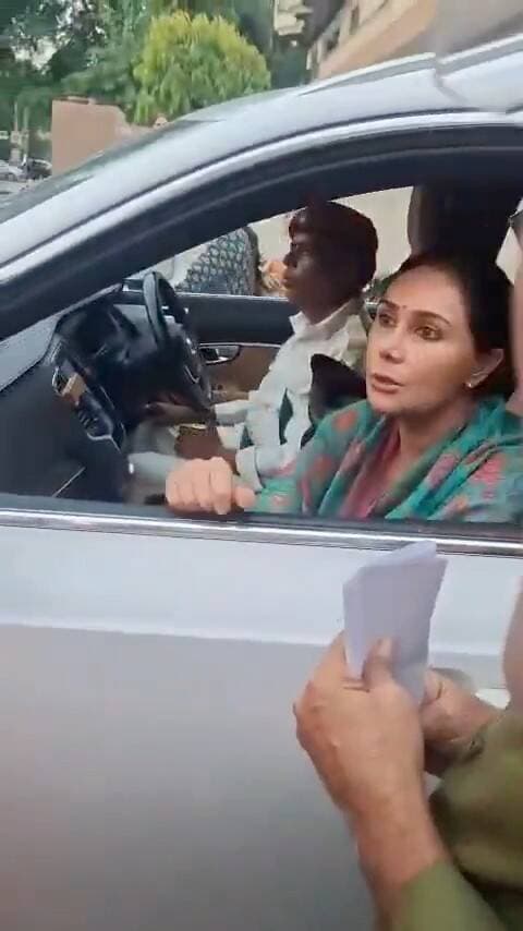 मैम तो नाराज हो गईं
ऐसे ही कोई और उनका रूट कैसे बना सकता है?
रूट तो मैम का ही चलेगा
आख़िर अगला इलेक्शन मैम का है