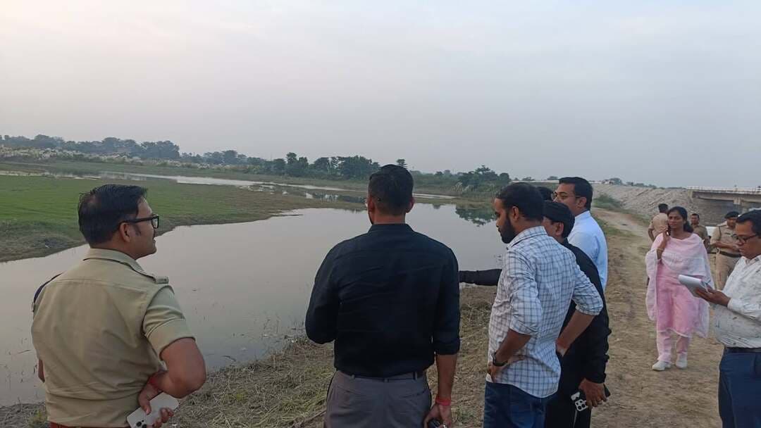 नगर निगम, मुजफ्फरपुर द्वारा दुर्गा पूजा मूर्ति विसर्जन हेतु तीन स्थानों पर कृत्रिम घाट बनाया गया है:
1. आरडीएस कॉलेज के पीछे
2. डॉ. जगन्नाथ मिश्र कॉलेज के पीछे
3. लकड़ी ढाई में
जिलाधिकारी, मुजफ्फरपुर श्री कुमार गौरव ने कहा कि इन कृत्रिम घाटों पर हर प्रशासनिक व्यवस्था रहेगी। श्रद्धालुओं सहित आम जनता की सुविधा को ध्यान में रखते हुए इन कृत्रिम घाटों के नज़दीक भीड़-प्रबंधन, सुगम यातायात तथा सुदृढ़ विधि-व्यवस्था संधारण के दृष्टिकोण से दंडाधिकारियों एवं पुलिस अधिकारियों को प्रतिनियुक्त किया गया है। अनुमंडल पदाधिकारी तथा अनुमंडल पुलिस पदाधिकारी को व्यवस्था का अनुश्रवण करने का निर्देश दिया गया है।
#CMSamrat
#samratchoudhary
Information & Public Relations Department, Government of Bihar