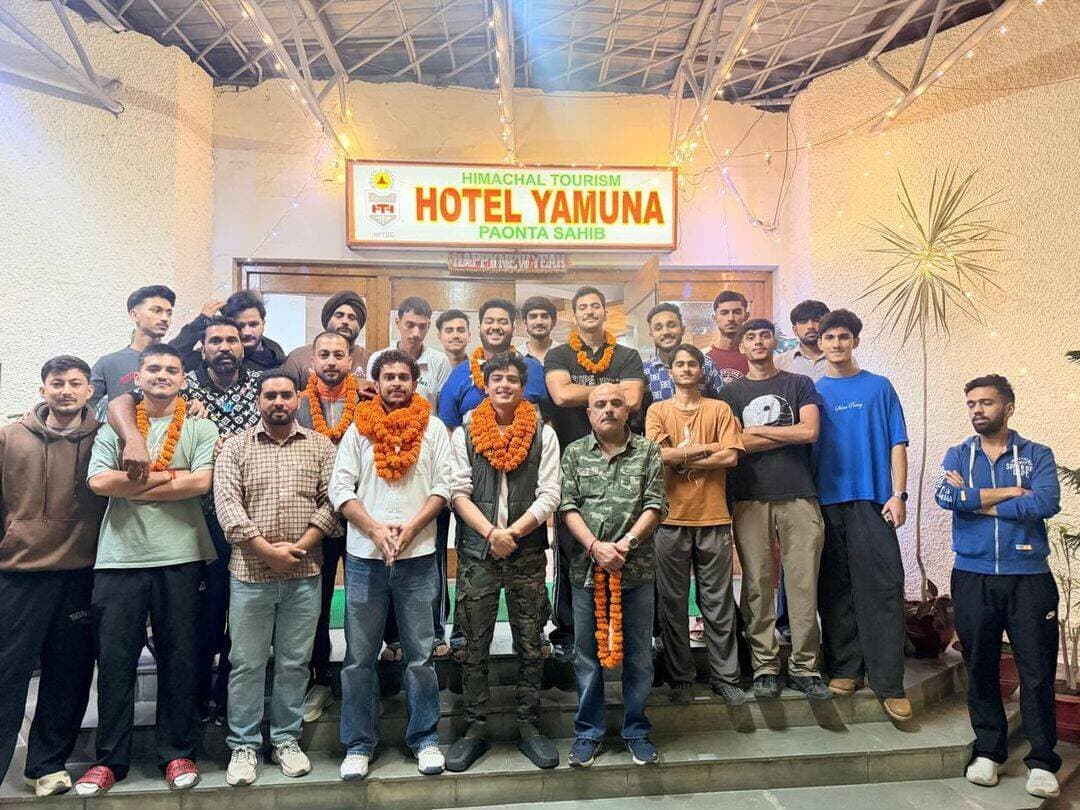एनएसयूआई के नवनियुक्त अध्यक्ष नितिन चौहान ने जिला परिषद सदस्य अरिकेश जंग से की मुलाकात
पांवटा साहिब।
आज एनएसयूआई के नवनियुक्त अध्यक्ष श्री नितिन चौहान जी ने अपने साथियों के साथ जिला परिषद सदस्य श्री अरिकेश जंग जी से मुलाकात की।
युवा नेता अरिकेश जंग ,पूर्व जिला महासचिव विशाल वालिया,पूर्व अध्यक्ष प्रिंस,अखिल चोहान,गोल्डी, जसप्रीत सिंह,पूर्व युवा कांग्रेस अध्यक्ष मोहब्बत अली,NSUI की पूरी टीम ने नितिन चौहान को जीत की बधाई दी।
अध्यक्ष पद की जिम्मेदारी मिलने के बाद नितिन चौहान ने अरिकेश जंग जी का आभार व्यक्त किया और उनका धन्यवाद किया।
इस दौरान छात्र हितों से जुड़े विभिन्न विषयों तथा एनएसयूआई संगठन को और अधिक मजबूत एवं सक्रिय बनाने को लेकर भी चर्चा हुई। नवनियुक्त अध्यक्ष नितिन चौहान ने संगठन की मजबूती, छात्र-छात्राओं की समस्याओं को प्रमुखता से उठाने और विद्यार्थियों के अधिकारों के लिए निरंतर कार्य करने की प्रतिबद्धता जताई।
इस अवसर पर अरिकेश जंग जी ने नितिन चौहान को नई जिम्मेदारी के लिए शुभकामनाएं देते हुए उम्मीद जताई कि वे छात्र हितों को सर्वोपरि रखते हुए संगठन को नई ऊंचाइयों तक ले जाएंगे।