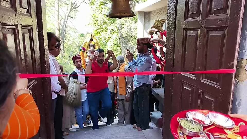 🔴 LIVE | परंपरागत टारना माता नवरात्रि मेला 2026
🌺 मंडी में टारना माता अष्टमी मेले की रौनक, श्रद्धा और भक्ति का अनूठा संगम!
नगर निगम मंडी द्वारा आयोजित परंपरागत टारना माता नवरात्रि मेले का भव्य आयोजन। मेले में उमड़ रही आस्था, धार्मिक परंपराओं और उत्सव की रौनक का देखिए सीधा प्रसारण।