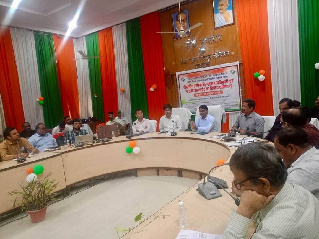 बाराबंकी में स्नातक और शिक्षक MLC चुनाव की तैयारी पूरी, मतदान कर्मियों का दूसरा प्रशिक्षण खत्म!
बाराबंकी में 23 अक्टूबर को होने वाले लखनऊ खंड स्नातक और शिक्षक MLC चुनाव के लिए मतदान कर्मियों का द्वितीय प्रशिक्षण गांधी सभागार में संपन्न हुआ। सीडीओ ने निष्पक्ष और पारदर्शी मतदान कराने के निर्देश दिए।
#Barabanki #mlcelection #viralpost