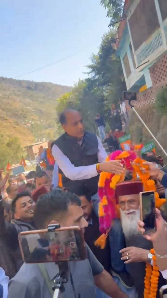 भरमौर में नेता प्रतिपक्ष एवं पूर्व मुख्यमंत्री जयराम ठाकुर का जोरदार स्वागत करते हुए पांगी भरमौर के विधायक डॉ. जनक राज जी एवं सभी वरिष्ठ कार्यकर्ता हजारों की संख्या में पहुँचे।