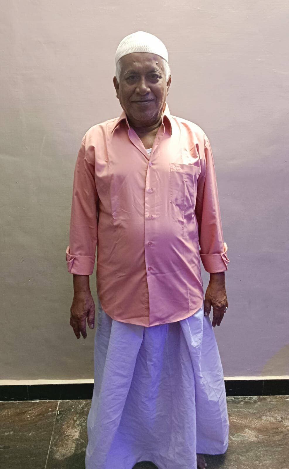 மரண அறிவிப்பு
அதிராம்பட்டினம் பெரிய நெசவுக்காரத் தெருவைச் சேர்ந்த
மர்ஹூம் மீ.ப பக்கீர் முகம்மது அவர்களின் மகனும்,மர்ஹூம் எஸ். முகம்மது உமர் அவர்களின் மருமகனும்,
எம்.யு. மொய்தீன் அப்துல்காதர், எம்.யு. தமீம் அன்சாரி, எம்.யு. அஸ்ரஃப் ஆகியோரின் மச்சானும், முத்துப்பேட்டை மன்சூர், எஸ். நிஸார் அகமது ஆகியோரின் மாமனாரும்,
கே. சர்புதீன், ஹெச். பைசல் அஸ்லம் ஆகியோரின் தகப்பனாருமான
மர்ஹூம் மீ.ப ஹாஜா அலாவுதீன் அவர்கள்
இன்று காலை சி.எம்.பி லைன் இல்லத்தில் வஃபாத்தாகிவிட்டார்கள்.
அன்னாரின் ஜனாஸா இன்று மாலை 5:00 மணியளவில் மரைக்காயர் பள்ளி மையவாடியில் நல்லடக்கம் செய்யப்படும்.
எல்லாம் வல்ல அல்லாஹ் அன்னாரின் பிழைகளைப் பொறுத்து, ஜன்னத்துல் ஃபிர்தௌஸ் எனும் உயரிய சுவனத்தை வழங்குவானாக! ஆமீன். 🤲
