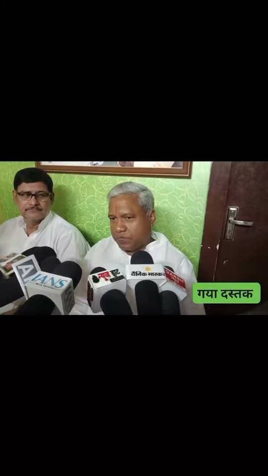 सांसद पप्पू यादव के ‘हाथ काटकर लाओ, दो लाख देंगे’ बयान पर मंत्री संतोष सुमन का तंज, अनंत सिंह के ‘सात हत्या’ वाले दावे से भी गरमाई सियासत
गोदावरी आवास पर मीडिया से बोले बिहार सरकार के मंत्री, कहा- संविधान और कानून से चलती है सरकार
गयाजी। बिहार सरकार के मंत्री संतोष सुमन ने रविवार को अपने गोदावरी आवास पर मीडिया से बातचीत के दौरान कोलकाता में हुई भगदड़ की घटना पर दुख जताया। साथ ही बिहार और देश की राजनीति से जुड़े कई मुद्दों पर अपनी प्रतिक्रिया दी। सांसद पप्पू यादव के छेड़खानी करने वालों के हाथ काटकर लाने वाले को दो लाख रुपये का इनाम देने संबंधी बयान पर उन्होंने सवाल उठाए। मंत्री संतोष कुमार सुमन ने कहा कि पप्पू यादव के पास कहां से पैसा आते हैं यह मुझे मालूम नहीं. देश में सरकार संविधान और कानून के अनुसार चलती है। किसी व्यक्ति को अपनी मर्जी से कानून चलाने या खुद सजा देने का अधिकार नहीं है। उन्होंने कहा कि देश में हर तरह के अपराध के लिए कानून और दंड का प्रावधान है। ऐसे में किसी का हाथ या जीभ काटकर लाने पर इनाम देने जैसी बात करना उचित नहीं है।
मंत्री संतोष सुमन ने तंज कसते हुए कहा कि पप्पू यादव तरह-तरह की बातें करते हैं। उन्होंने यह भी सवाल उठाया कि उनके पास इतना पैसा कहां से आता है, इसकी उन्हें जानकारी नहीं है। मंत्री संतोष सुमन ने कहा कि यह कोई ऐसी व्यवस्था नहीं है, जिसमें कोई व्यक्ति खुद को कानून से ऊपर समझने लगे।
उन्होंने कहा कि यदि कोई व्यक्ति यह घोषणा करता है कि किसी की जीभ काटकर लाने पर रुपये दिए जाएंगे या किसी का हाथ काटकर लाने पर एक करोड़ रुपये मिलेंगे, तो यह कानून के शासन की भावना के विपरीत है। अपराध के खिलाफ कार्रवाई होनी चाहिए, लेकिन वह संविधान और कानूनी प्रक्रिया के तहत ही होनी चाहिए।
‘उन्होंने सफाई दी है, ज्यादा बोलने की जरूरत नहीं’
विधायक अनंत सिंह ने पूर्व मुख्यमंत्री नीतीश कुमार के शासनकाल में 7 हत्याएं करने के बयान पर मंत्री संतोष सुमन ने कहा कि उन्होंने अनंत सिंह का बयान सुना है और उनकी ओर से दी गई सफाई की जानकारी भी उन्हें है। मंत्री ने कहा कि जब संबंधित व्यक्ति अपनी सफाई दे चुका है, तो इस मुद्दे पर ज्यादा बोलने की जरूरत नहीं है।
‘रिजीम चेंज’ के बयान पर भी विपक्ष को घेरा
मीडिया से बातचीत के दौरान मंत्री संतोष सुमन ने ‘रिजीम चेंज’ यानी सरकार बदलने के लिए आंदोलन की बात करने वालों पर भी निशाना साधा। उन्होंने कहा कि लोकतंत्र में जनता सर्वोपरि है और सरकार बनाने या बदलने का अधिकार जनता के पास है। चुनाव के समय मतदाता अपने प्रतिनिधियों का चयन करते हैं और उसी प्रक्रिया के तहत सरकार का फैसला होता है। मंत्री ने आरोप लगाया कि आंदोलन के नाम पर अराजकता फैलाने या संवैधानिक संस्थाओं को कमजोर करने की कोशिश नहीं होनी चाहिए। उन्होंने बांग्लादेश के घटनाक्रम का उदाहरण दिए जाने पर भी सवाल उठाए। उनके मुताबिक, लोकतांत्रिक व्यवस्था को मजबूत बनाए रखना सभी राजनीतिक दलों और नागरिकों की जिम्मेदारी है।
कोलकाता भगदड़ पर जताया दुख, सुरक्षा व्यवस्था पर दिया जोर
कोलकाता में हुई भगदड़ की घटना पर दुख जताते हुए मंत्री ने कहा कि बड़े और भव्य पंडालों में आयोजन के दौरान लोगों की सुरक्षा सर्वोच्च प्राथमिकता होनी चाहिए। बिजली के शॉर्ट सर्किट जैसी घटनाओं को रोकने के लिए प्रशासन और आयोजन समितियों को पहले से जरूरी इंतजाम करने चाहिए। उन्होंने कहा कि पंडालों में बिजली की वायरिंग, भीड़ नियंत्रण और आपातकालीन निकास की व्यवस्था पर विशेष ध्यान देना जरूरी है। किसी भी सार्वजनिक आयोजन में सुरक्षा के मानकों की अनदेखी नहीं होनी चाहिए। उन्होंने हादसे में प्रभावित परिवारों के प्रति संवेदना व्यक्त करते हुए दिवंगत आत्माओं की शांति और शोकाकुल परिजनों को दुख सहने की शक्ति देने की प्रार्थना की।
#गयाजी
#गया_हो
#JitanRamManjhi
#gaya
#बिहार
#NitishKumar
#GayaPolice
#kolkata
#durgapujaspecial
#PappuYadav
PMO India
BJP Bihar
Samrat Choudhary
District Administration, GAYA
Santosh Kumar Suman