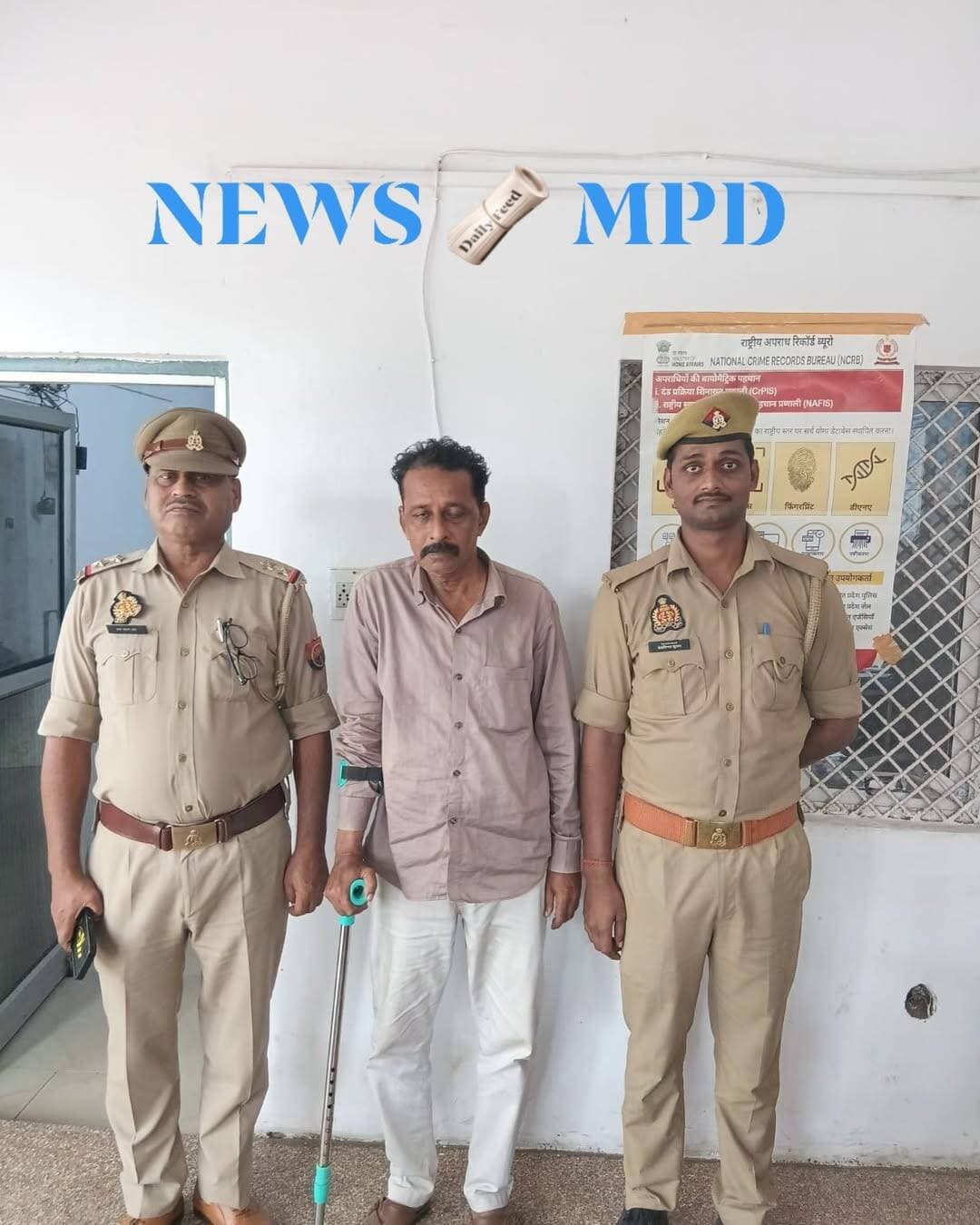 जाजमऊ पुलिस ने 50 वर्षीय नौशाद अली को किया गिरफ्तार, दो मुकदमों में था वांछित
कानपुर नगर। अपराध एवं अपराधियों के खिलाफ चलाए जा रहे अभियान के तहत जाजमऊ पुलिस ने नौशाद अली (50) को गिरफ्तार किया है। पुलिस के मुताबिक, आरोपी नौशाद अली पुत्र जफर अली, आजाद नगर, बाकरगंज, थाना बाबूपुरवा, कानपुर नगर को सर्विलांस से मिली लोकेशन के आधार पर गिरफ्तार किया गया।
पुलिस के मुताबिक आरोपी दो मुकदमों में वांछित था। इनमें वर्ष 2026 का एक मामला भारतीय न्याय संहिता की विभिन्न धाराओं और एससी-एसटी एक्ट के तहत दर्ज है, जबकि दूसरा मुकदमा वर्ष 2025 का है, जिसमें धोखाधड़ी, कूटरचित दस्तावेज तैयार करने, उनका इस्तेमाल करने, धमकी देने और आपराधिक साजिश से संबंधित धाराएं दर्ज हैं |पुलिस ने आरोपी को 16 अक्टूबर की रात 9:20 बजे उसके आवास, आजाद नगर बाकरगंज से गिरफ्तार किया।
*गिरफ्तारी करने वाली टीम*
अपर निरीक्षक संतोष कुमार यादव, उपनिरीक्षक रविकांत मौर्य, कांस्टेबल बलविंदर कुमार तथा पूर्वी जोन सर्विलांस सेल के प्रभारी उपनिरीक्षक सुदीप डागर, कांस्टेबल हरिओम और हेड कांस्टेबल अजय सिंह शामिल रहे।
<nis:link nis:type=tag nis:id=crime nis:value=crime nis:enabled=true nis:link/> <nis:link nis:type=tag nis:id=uppolice nis:value=uppolice nis:enabled=true nis:link/> <nis:link nis:type=tag nis:id=update nis:value=update nis:enabled=true nis:link/> <nis:link nis:type=tag nis:id=upnews nis:value=upnews nis:enabled=true nis:link/> <nis:link nis:type=tag nis:id=newsmpd nis:value=newsmpd nis:enabled=true nis:link/>
