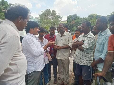 అలంపూర్: రోడ్డు ప్రమాదంలో మృతి చెందిన దుర్గప్ప కుటుంబాన్ని పరామర్శించిన ఎమ్మెల్యే విజయుడు