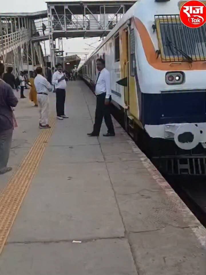 सतना-देवेंद्रनगर मेमू ट्रेन का ट्रायल रन, 24 अक्टूबर से संचालन की उम्मीद
सतना रेलवे स्टेशन से देवेंद्रनगर रेलवे स्टेशन के बीच मेमू ट्रेन का ट्रायल रन किया गया। ट्रायल रन के बाद अब 24 अक्टूबर से सतना-देवेंद्रनगर के बीच नियमित मेमू ट्रेन शुरू होने की उम्मीद जताई जा रही है। ट्रेन सेवा शुरू होने से पन्ना जिले के देवेंद्रनगर सहित आसपास के ग्रामीण क्षेत्रों के यात्रियों को सतना आने-जाने में बड़ी सुविधा मिलेगी। लंबे समय से इस रेल सेवा का इंतजार कर रहे यात्रियों में ट्रेन संचालन को लेकर उत्साह है।