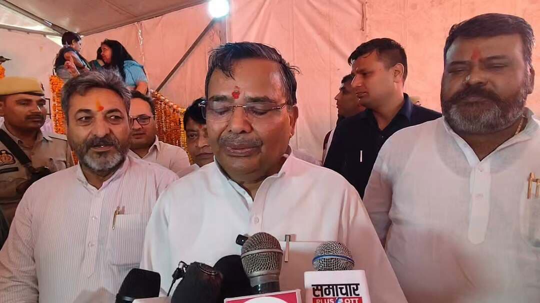 फिरोजाबाद। पर्यटन मंत्री ठाकुर जयवीर की उपस्थिति में सम्पन्न हुआ मुख्यमंत्री सामूहिक विवाह समारोह
फिरोजाबाद: समाज कल्याण विभाग द्वारा आयोजित मुख्यमंत्री सामूहिक विवाह योजना के अंतर्गत महर्षि दयानंद स्नातकोत्तर महाविद्यालय, करहल रोड, सिरसागंज में 111 जोड़ों का सामूहिक विवाह/निकाह समारोह संपन्न हुआ।
मंच संचालन: अश्वनी राजौरिया, अध्यापक द्वारा किया गया
पर्यटन मंत्री ठाकुर जयवीर सिंह ने कहा - "111 जोड़ों का व्यावहारिक कार्यक्रम हुआ है। जिसमें 18 मुस्लिम समाज के जोड़ों का निकाह और हिंदू विवाह 93 कुल 111 जोड़ों का विधि विधान से विवाह हुआ संपन्न। ये गरीब परिवारों के जोड़े हैं जिनका चयन पारदर्शिता से किया गया है। योजना के अंतर्गत सभी को उपहार और व्यवस्थाएं दी गई हैं। सभी नव दंपतियों को बधाई।"
इस मौके पर मुख्य अतिथि: ठाकुर जयवीर सिंह, पर्यटन एवं संस्कृति मंत्री, उत्तर प्रदेश सहित
- शत्रोहन वैश्य, मुख्य विकास अधिकारी, फिरोजाबाद
- डॉ राम बदन राम, सीएमओ, फिरोजाबाद
- अनिल कुमार सिंह, बीएसए, फिरोजाबाद
- राजमती सिंह, जिला समाज कल्याण अधिकारी
- उदय प्रताप सिंह, जिला अध्यक्ष, भाजपा
- उप जिलाधिकारी, सिरसागंज सहित समाज कल्याण विभाग का स्टाफ और जिला प्रशासन के अधिकारी मौजूद रहे।
- चेयरमैन सिरसागंज रंजना गुप्ता सहित उपजिलाधिकारी धर्मवीर भारती के अलावा बीडीओ कविता चाहर मौजूद रही
#MukhyamantriSamuhikVivah #Sirsaganj #Firozabad #ThakurJaiveerSingh #DDMNews
रिपोर्ट: Kashmir Singh journalist