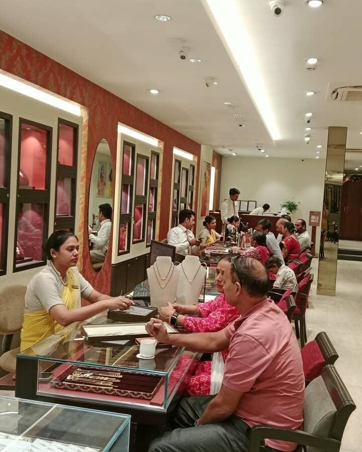नवरात्रि में तनिष्क बक्सर शोरूम में उमड़ रही ग्राहकों की भीड़, सोने और डायमंड ज्वैलरी पर खास छूट
सोने पर ₹301 प्रति ग्राम की छूट, मेकिंग चार्ज में 20% और डायमंड वैल्यू पर 35% तक की विशेष पेशकश
बक्सर । नवरात्रि के पावन अवसर पर सोने और डायमंड ज्वैलरी की खरीदारी को लेकर लोगों में खासा उत्साह देखने को मिल रहा है। शहर स्थित तनिष्क बक्सर शोरूम में ग्राहकों की अच्छी-खासी भीड़ उमड़ रही है। ग्राहक सोने के विशेष रेट और आकर्षक त्योहारी ऑफर्स का लाभ उठाने के लिए शोरूम पहुंच रहे हैं।
त्योहारों के मौसम में सोने की खरीदारी को शुभ और समृद्धि का प्रतीक माना जाता है। ऐसे में तनिष्क की विशेष पेशकश ग्राहकों के लिए आकर्षण का केंद्र बनी हुई है। शोरूम में पारंपरिक आभूषणों से लेकर आधुनिक डिजाइन की सोने और डायमंड ज्वैलरी की विविध रेंज उपलब्ध है।
सोने और डायमंड ज्वैलरी पर आकर्षक ऑफर
तनिष्क बक्सर की ओर से सोने की ज्वैलरी पर ₹301 प्रति ग्राम की विशेष छूट दी जा रही है। वहीं, सोने की ज्वैलरी के मेकिंग चार्ज पर 20 प्रतिशत तक की छूट का लाभ भी ग्राहक उठा सकते हैं। इसके अलावा, डायमंड ज्वैलरी पसंद करने वालों के लिए डायमंड की वैल्यू पर 35 प्रतिशत तक की छूट की पेशकश की गई है। इन ऑफर्स के माध्यम से ग्राहक अपनी पसंद के आभूषणों की खरीदारी पर विशेष बचत कर सकते हैं। हालांकि, सभी ऑफर्स पर नियम एवं शर्तें लागू हैं।
नवरात्रि के दौरान शोरूम में बढ़ती ग्राहकों की आवाजाही से त्योहारों को लेकर लोगों का उत्साह साफ नजर आ रहा है। कोई परिवार के लिए आभूषण खरीद रहा है, तो कोई शुभ अवसर पर नई ज्वैलरी के साथ त्योहार की खुशियों को यादगार बना रहा है।
तनिष्क बक्सर की यह त्योहारी पेशकश नवरात्रि से लेकर धनतेरस और दीपावली तक खरीदारी की योजना बना रहे ग्राहकों के लिए खास अवसर लेकर आई है। ग्राहक शोरूम पहुंचकर उपलब्ध डिजाइनों, सोने के मौजूदा भाव और ऑफर्स की विस्तृत जानकारी प्राप्त कर सकते हैं।