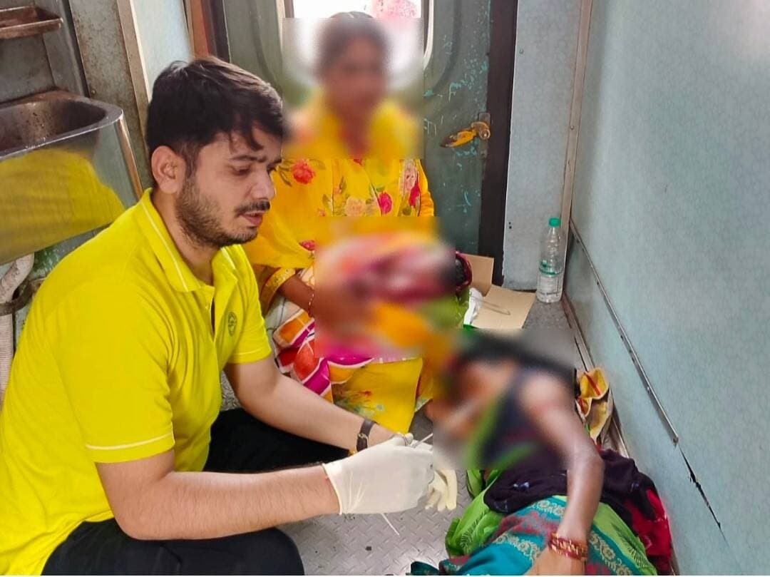 महाअष्टमी पर ट्रेन में गूंजी किलकारी, बक्सर में रेल चिकित्सक ने कराया सुरक्षित प्रसव
अहमदाबाद-बरौनी एक्सप्रेस के एस-2 कोच में महिला ने स्वस्थ शिशु को दिया जन्म, मां और नवजात को दी गई चिकित्सकीय सहायता
बक्सर । महाअष्टमी के पावन अवसर पर अहमदाबाद-बरौनी एक्सप्रेस में उस समय खुशियों की किलकारी गूंज उठी, जब दशहरे पर अपने गांव लौट रही एक 25 वर्षीय महिला ने ट्रेन में स्वस्थ शिशु को जन्म दिया। बक्सर रेलवे स्टेशन पर सूचना मिलते ही रेल चिकित्सक डॉ. हरिओम पाठक अपनी टीम के साथ पहुंचे और सुरक्षित प्रसव कराया। इसके बाद मां और नवजात को आवश्यक चिकित्सकीय सहायता दी गई।
घटना गाड़ी संख्या 19483 अहमदाबाद-बरौनी एक्सप्रेस की है। सूरत की एक कपड़ा फैक्ट्री में काम करने वाला युवक अपनी पत्नी के साथ गांव लौट रहा था। दोनों ट्रेन के एस-2 कोच में सफर कर रहे थे। डीडीयू स्टेशन से ट्रेन खुलने के बाद महिला को प्रसव पीड़ा शुरू हो गई। इसकी सूचना मिलने पर बक्सर स्टेशन प्रबंधक रजत सक्सेना ने तत्काल चिकित्सकीय सहायता की व्यवस्था की।
सूचना मिलते ही पहुंचे चिकित्सक
ट्रेन दिन में करीब 11 बजे बक्सर स्टेशन पहुंची। स्टेशन प्रबंधक के निर्देश पर डॉ. हरिओम पाठक सहयोगियों के साथ संबंधित कोच में पहुंचे। मेडिकल टीम ने तत्परता दिखाते हुए ट्रेन की बोगी में ही सुरक्षित प्रसव कराया। महिला ने स्वस्थ शिशु को जन्म दिया। इसके बाद मां और नवजात को जरूरी प्रारंभिक चिकित्सकीय सहायता दी गई।
घर जाने की इच्छा जताने पर दी गई सलाह
प्रसव के बाद चिकित्सक ने दंपती को बेहतर देखभाल और निगरानी के लिए बक्सर में उतरकर आगे का इलाज कराने की सलाह दी। हालांकि, दंपती ने घर जाने की इच्छा जताई। इसके बाद उन्हें आवश्यक चिकित्सकीय सलाह और सहायता देकर ट्रेन को आगे के लिए रवाना कर दिया गया। इस दौरान ट्रेन बक्सर स्टेशन पर करीब आधे घंटे तक रुकी रही।
डॉ. हरिओम पाठक ने बताया कि रेलवे के नियमानुसार ट्रेन में जन्म लेने वाले शिशु को वयस्क होने तक रेल यात्रा के लिए पास दिए जाने का प्रावधान है। महाअष्टमी के दिन रेलवे चिकित्सक और अधिकारियों की तत्परता से एक परिवार के सफर में खुशियों का यादगार पल जुड़ गया।