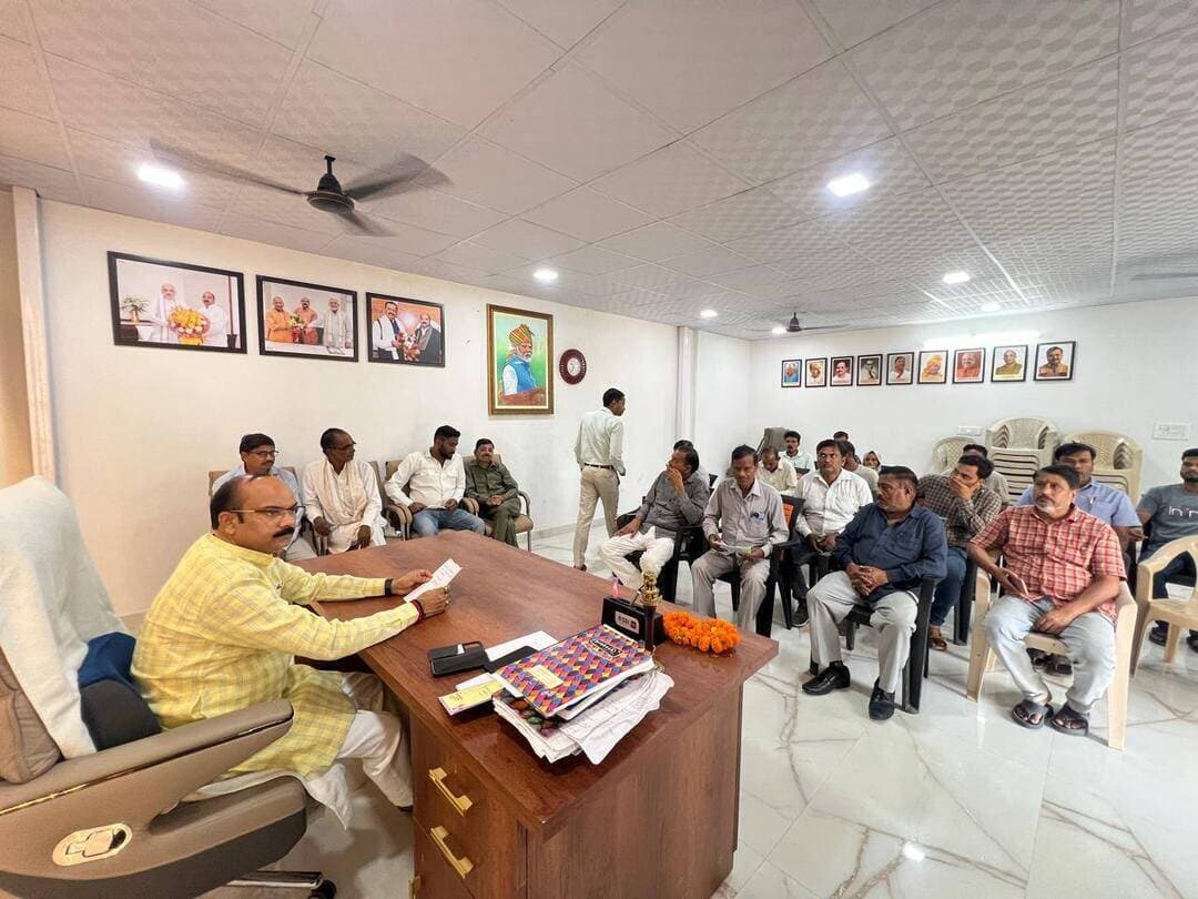 शाहजहांपुर - भाजपा सांसद अरुण सागर ने कार्यालय पर आए फरियादियों की सुनी समस्याएं, सांसद ने संबंधित अधिकारियों से फोन पर बात कर समाधान कराने के दिए निर्देश।