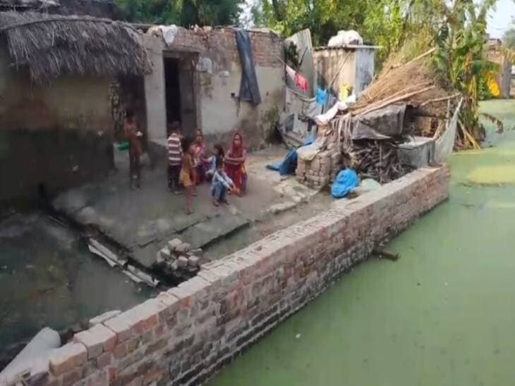 *शाहजहांपुर में गली में भरा पानी बना दलदल:* लोगों ने बनाया जुगाड़ वाला लकड़ी का पुल, पक्ष-विपक्ष की खींचतान में रुका विकास, निगोही कस्बे के नई बस्ती गौटिया का मामला।