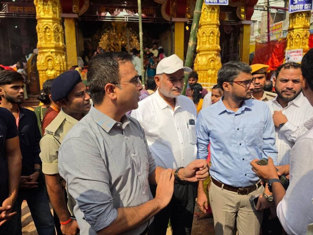 महाष्टमी के पावन अवसर पर जिलाधिकारी ने विधि-व्यवस्था एवं सुरक्षा व्यवस्था का लिया जायजा, संहौली दुर्गा मंदिर में की पूजा-अर्चना
महाष्टमी के पावन अवसर पर जिलाधिकारी, खगड़िया श्री विक्रम विरकर ने जिले में दुर्गा पूजा के दौरान विधि-व्यवस्था एवं सुरक्षा व्यवस्था का निरीक्षण किया। इस दौरान उन्होंने पूजा पंडालों एवं प्रमुख पूजा स्थलों पर सुरक्षा व्यवस्था का जायजा लेते हुए संबंधित पदाधिकारियों को आवश्यक दिशा-निर्देश दिए, ताकि श्रद्धालुओं को सुगम एवं सुरक्षित वातावरण में माँ दुर्गा के दर्शन एवं पूजा-अर्चना का अवसर मिल सके।
इस अवसर पर जिलाधिकारी श्री विक्रम विरकर ने संहौली दुर्गा मंदिर में माँ दुर्गा के दर्शन कर पूजा-अर्चना की तथा जिलेवासियों के सुख, शांति एवं समृद्धि की कामना की।
जिला प्रशासन द्वारा दुर्गा पूजा के दौरान विधि-व्यवस्था संधारण, सुरक्षा व्यवस्था एवं श्रद्धालुओं की सुविधा सुनिश्चित करने हेतु सतत निगरानी की जा रही है।