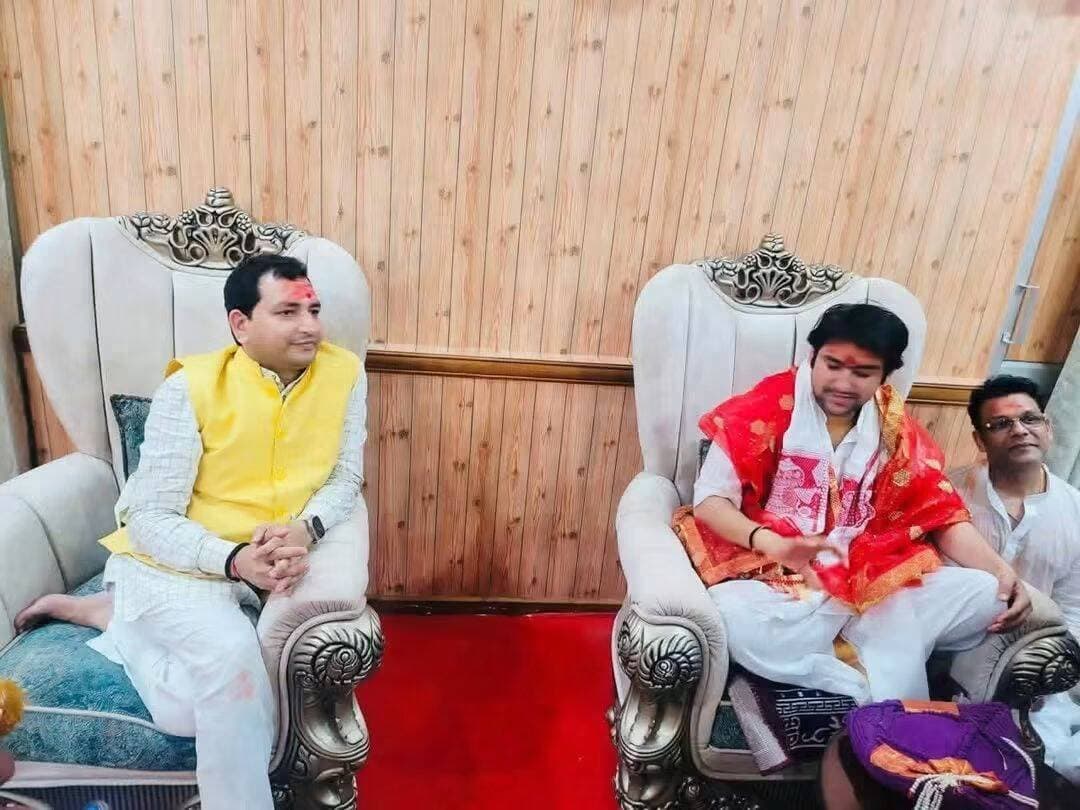 Manish Mishra ने बागेश्वर धाम सरकार से की मुलाकात, 25 नवंबर से 5 दिसंबर के बीच बस्ती आने का प्रस्ताव, पहल संस्था के संस्थापक मनीष मिश्रा ने बागेश्वर धाम पहुंचकर दिया आमंत्रण
GD Mishra GD Pandit Manish Mishra