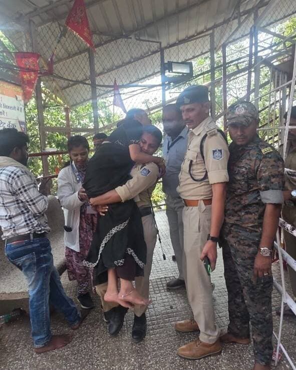 * पुलिस की मानवता ने जीता दिल*
*बेहोश महिला श्रद्धालु को कंधे पर उठाकर स्वास्थ्य कैंप पहुंचाया*
मैहर, मध्य प्रदेश।
शारदीय नवरात्रि मेले के दौरान मैहर में पुलिस की मानवीय संवेदनशीलता की सराहनीय तस्वीर सामने आई। मां शारदा के दर्शन के लिए पहुंची एक महिला श्रद्धालु भीड़ के बीच सीढ़ियां चढ़ते समय अचानक बेहोश हो गईं।
मौके पर ड्यूटी में तैनात *रामनगर थाना प्रभारी विजय त्रिपाठी और उनकी टीम ने तत्परता दिखाते हुए महिला को कंधे पर उठाया और स्वास्थ्य विभाग के चिकित्सा* शिविर तक पहुंचाया। वहां महिला को समय पर उपचार उपलब्ध कराया गया। जानकारी के अनुसार, उपचार के बाद महिला अब स्वस्थ हैं।
*पुलिसकर्मियों की इस संवेदनशील पहल से एक बार फिर यह संदेश सामने आया कि पुलिस की जिम्मेदारी केवल* कानून-व्यवस्था बनाए रखना ही नहीं, बल्कि संकट की घड़ी में आमजन की सहायता करना भी है।
महिला श्रद्धालु और उनके परिजनों ने समय पर मदद करने के लिए मैहर पुलिस एवं स्वास्थ्य विभाग की टीम के प्रति हृदय से आभार व्यक्त किया।
संदेश: वर्दी में अनुशासन के साथ मानवता का भाव भी जरूरी है। संकट में जरूरतमंद की मदद करना ही सच्ची सेवा है