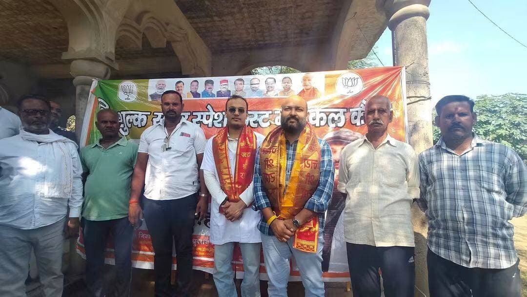 सथरा में निःशुल्क सुपर स्पेशलिस्ट चिकित्सा शिविर, विशेषज्ञ डॉक्टरों ने मरीजों को दी सलाह
कैंसर सर्जन डॉ. युवराज और हृदय रोग विशेषज्ञ डॉ. ध्रुवराज ने की जरूरतमंदों की मदद, 193 विधानसभा क्षेत्र से डॉ. युवराज की दावेदारी को लेकर भी चर्चाएं तेज
अमृतपुर (फर्रुखाबाद)। ग्रामीण क्षेत्र के लोगों को बेहतर स्वास्थ्य सुविधाएं उपलब्ध कराने और जरूरतमंद मरीजों को विशेषज्ञ चिकित्सकों का परामर्श दिलाने के उद्देश्य से रविवार को सथरा गांव में निःशुल्क सुपर स्पेशलिस्ट चिकित्सा शिविर का आयोजन किया गया। शिविर में कैंसर सर्जन डॉ. युवराज और हृदय रोग विशेषज्ञ डॉ. ध्रुवराज ने मरीजों को स्वास्थ्य संबंधी परामर्श दिया। विशेषज्ञ चिकित्सकों ने लोगों को बीमारियों के प्रति जागरूक करते हुए जरूरतमंदों की सहायता की। शिविर को ग्रामीण क्षेत्र में स्वास्थ्य सेवाओं की पहुंच बढ़ाने की दिशा में महत्वपूर्ण पहल माना जा रहा है।
ग्रामीण क्षेत्रों में विशेषज्ञ चिकित्सा सुविधाओं की कमी के कारण लोगों को कई बार उपचार के लिए दूर-दराज के अस्पतालों का रुख करना पड़ता है। आर्थिक रूप से कमजोर परिवारों के लिए विशेषज्ञ चिकित्सकों से परामर्श लेना भी चुनौती बन जाता है। ऐसे में सथरा गांव में आयोजित निःशुल्क चिकित्सा शिविर से जरूरतमंद लोगों को अपने क्षेत्र में ही विशेषज्ञ चिकित्सकों से सलाह लेने का अवसर मिला। शिविर का मुख्य उद्देश्य आर्थिक अभाव के कारण बेहतर स्वास्थ्य सेवाओं से वंचित लोगों तक चिकित्सा सहायता पहुंचाना रहा।
चिकित्सकों ने मरीजों को स्वास्थ्य के प्रति सजग रहने, बीमारी के शुरुआती लक्षणों को नजरअंदाज नहीं करने और समय रहते चिकित्सकीय सलाह लेने के लिए प्रेरित किया। कैंसर जैसी गंभीर बीमारियों तथा हृदय संबंधी समस्याओं के प्रति जागरूकता को भी महत्वपूर्ण बताया गया। शिविर के माध्यम से लोगों को यह संदेश देने का प्रयास किया गया कि समय पर जांच और उचित चिकित्सकीय परामर्श से स्वास्थ्य संबंधी समस्याओं की पहचान और उपचार की दिशा में मदद मिल सकती है।
जनसेवा के साथ 193 विधानसभा क्षेत्र की सियासत में भी चर्चा
चिकित्सा शिविर के आयोजन के बीच 193 अमृतपुर विधानसभा क्षेत्र से कैंसर सर्जन डॉ. युवराज की राजनीतिक दावेदारी को लेकर भी चर्चाएं हो रही हैं। क्षेत्र में जनसेवा और जरूरतमंदों की सहायता के माध्यम से उनकी सक्रियता को राजनीतिक दृष्टि से भी देखा जा रहा है। हालांकि, उनकी उम्मीदवारी को लेकर अभी किसी अंतिम निर्णय की पुष्टि नहीं है। ऐसे में राजनीतिक तस्वीर आगे की परिस्थितियों और संबंधित निर्णयों के बाद ही स्पष्ट होगी।
फिलहाल, सथरा में आयोजित निःशुल्क सुपर स्पेशलिस्ट चिकित्सा शिविर का केंद्र ग्रामीणों को स्वास्थ्य संबंधी सलाह और सहायता उपलब्ध कराना रहा। ग्रामीण क्षेत्र में इस प्रकार के शिविरों से जरूरतमंद मरीजों को राहत मिलने के साथ स्वास्थ्य जागरूकता बढ़ाने में भी मदद मिल सकती है। क्षेत्रीय लोगों को उम्मीद है कि भविष्य में भी इस तरह की पहल जारी रहेगी, जिससे आर्थिक रूप से कमजोर परिवारों तक बेहतर चिकित्सा परामर्श पहुंच सके। #सथरा #अमृतपुर #फर्रुखाबाद #निःशुल्कचिकित्साशिविर #सुपरस्पेशलिस्टशिविर #डॉ_युवराज #डॉ_ध्रुवराज #स्वास्थ्यसेवा #जनसेवा #ग्रामीणस्वास्थ्य #अमृतपुरविधानसभा #FarrukhabadNews