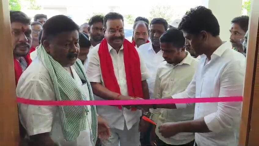 కోరుట్ల: కోరుట్లలో ఎమ్మెల్యే డాక్టర్ కల్వకుంట్ల సంజయ్ జన్మదిన వేడుకలు: రక్తదాన శిబిరం ప్రారంభం