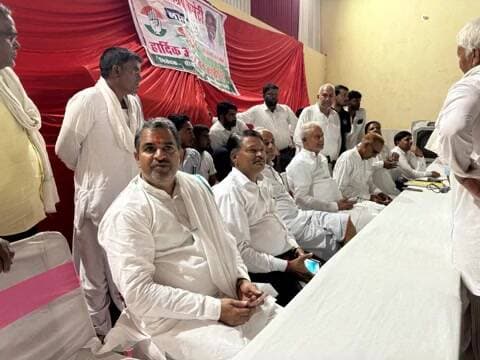 लालसोट: पूर्व मंत्री प्रसादी लाल मीणा के नेतृत्व में कांग्रेस की पंचायत चुनाव तैयारियों पर बैठक