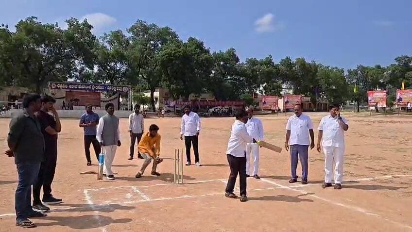 వనపర్తి: వనపర్తిలో వివేకానంద క్రికెట్ టోర్నమెంట్ ప్రారంభం