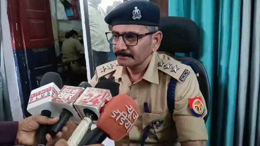 **संदिग्ध परिस्थितियों में नवविवाहिता की मौत, पेड़ से लटकता मिला शव; दहेज प्रताड़ना का आरोप**
**मेजा, प्रयागराज।** मेजा थाना क्षेत्र के सिरसा चौकी अंतर्गत उपरोड़ा गांव में 21 वर्षीय नवविवाहिता सीता निषाद की संदिग्ध परिस्थितियों में मौत हो गई। उनका शव नीम के पेड़ से लटकता मिला। मृतका की पहचान धीरज निषाद की पत्नी के रूप में हुई है।
घटना की सूचना मिलते ही एसीपी मेजा और थाना प्रभारी धनंजय कुमार पांडेय पुलिस व महिला पुलिसकर्मियों के साथ मौके पर पहुंचे। पुलिस ने शव को कब्जे में लेकर पोस्टमार्टम के लिए भेज दिया।
वहीं, मृतका के मायके पक्ष ने दहेज के लिए बेटी को प्रताड़ित किए जाने का आरोप लगाया है। घटना के बाद मामले को लेकर कई सवाल उठ रहे हैं। हालांकि, मौत के वास्तविक कारणों का खुलासा पोस्टमार्टम रिपोर्ट और पुलिस जांच के बाद ही हो सकेगा।
थाना प्रभारी धनंजय कुमार पांडेय और एसीपी मेजा ने बताया कि तहरीर मिलने पर मामले में नियमानुसार कार्रवाई की जाएगी। फिलहाल पुलिस मामले की जांच में जुटी है।